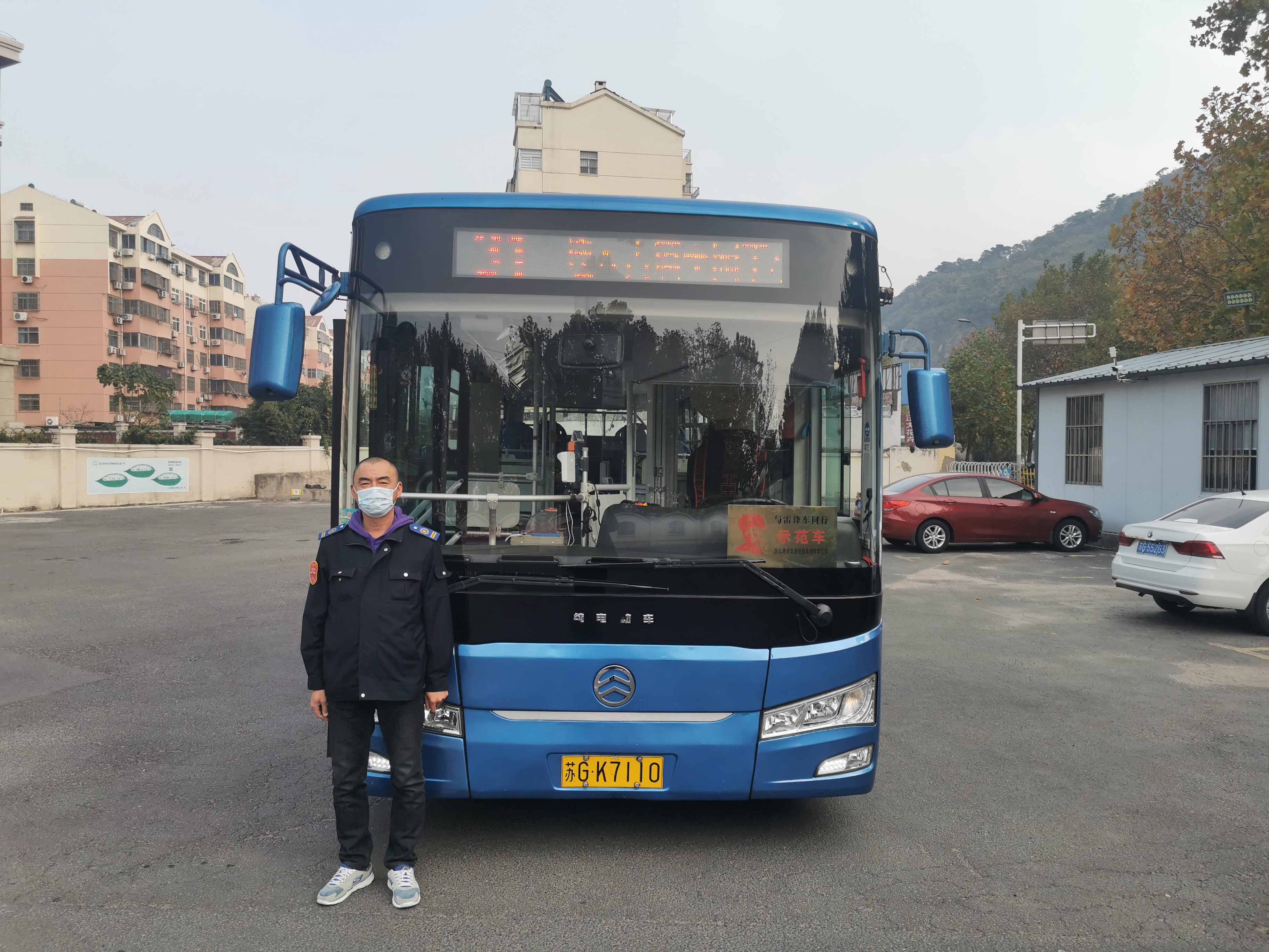 公交集團(tuán)公交事業(yè)二部31路駕駛員畢曉維及時(shí)歸還乘客丟失的手機(jī)