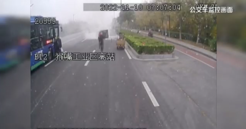 路遇三輪車上液化氣罐起火 快速公交事業(yè)部?jī)伤緳C(jī)出手齊相救