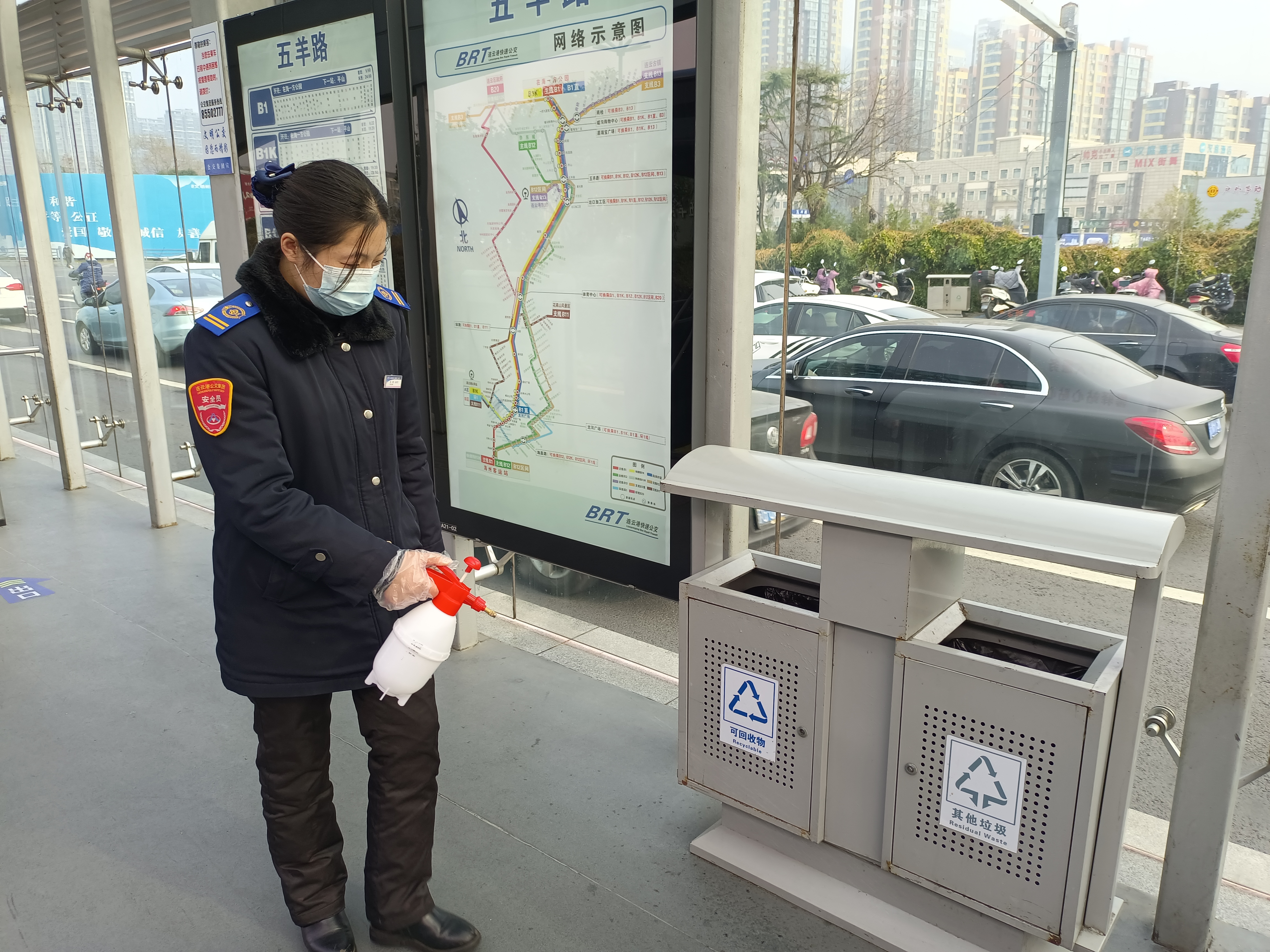 快速公交事業(yè)部站務(wù)員張慧幫助乘客找到丟失的行李箱獲感謝