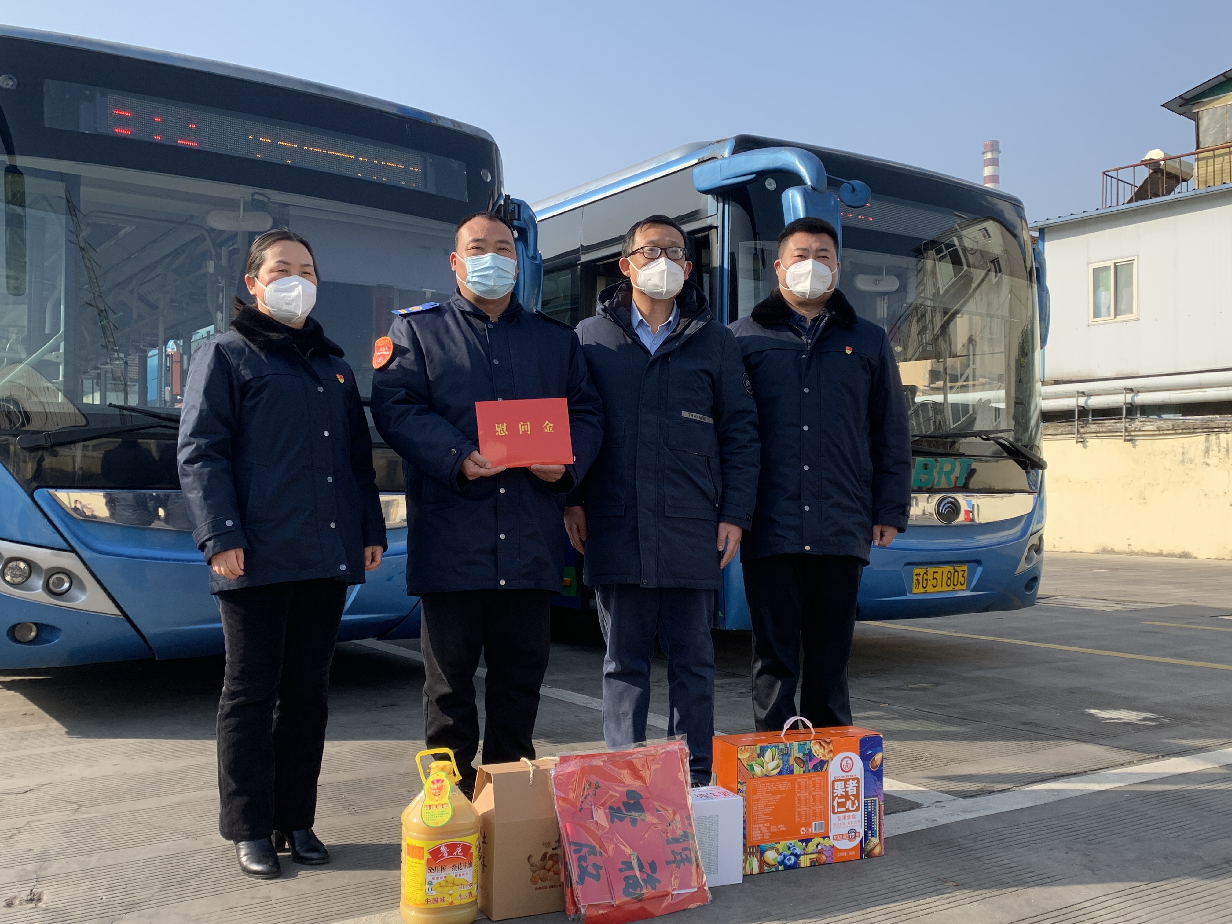 區(qū)委宣傳部副部長(zhǎng)、文明辦主任、海州區(qū)委霍部長(zhǎng)走訪慰問見義勇為駕駛員龐洪剛