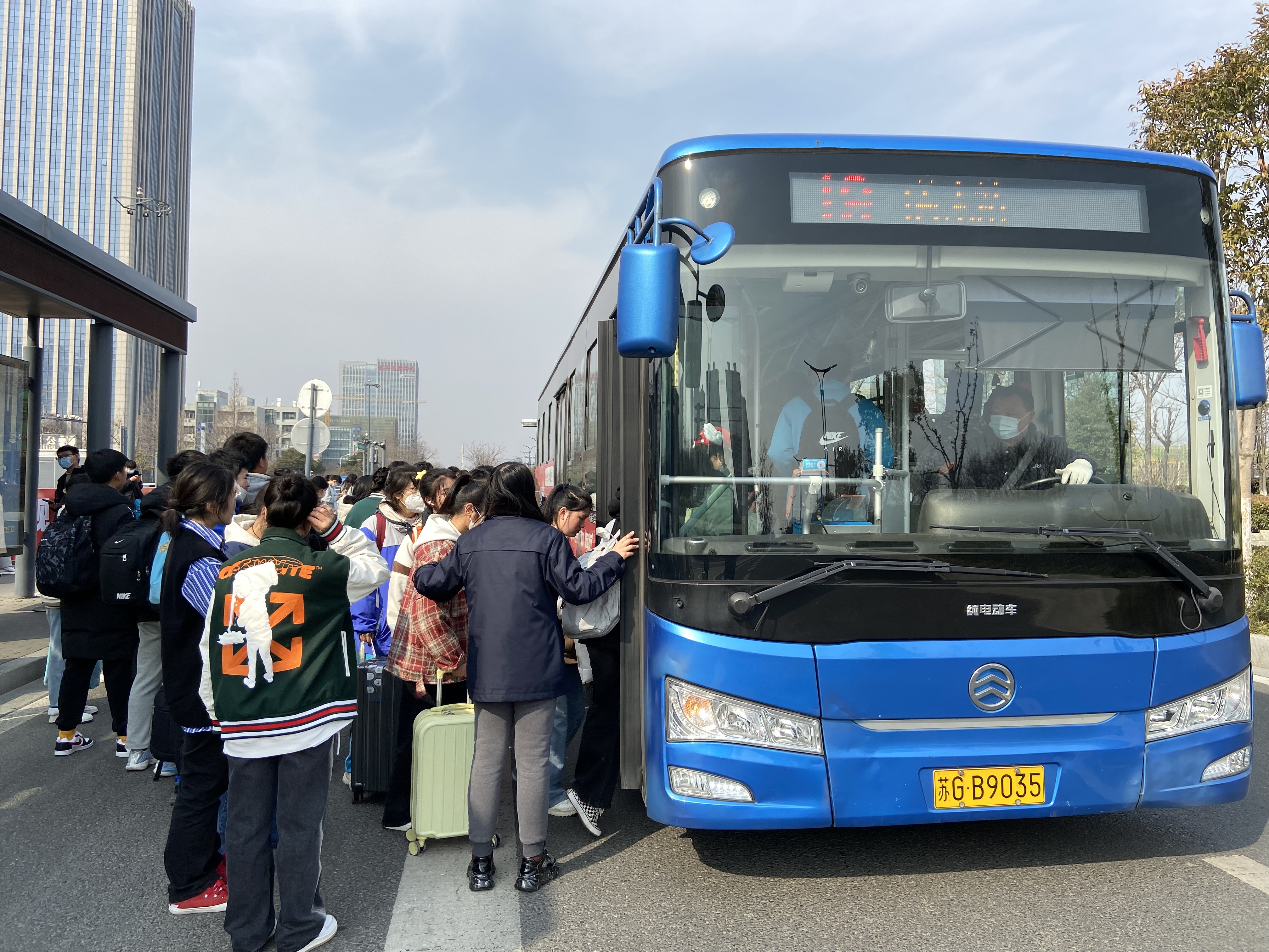 公交集團(tuán)公交事業(yè)一部大學(xué)城現(xiàn)場管理 工作進(jìn)入常態(tài)化