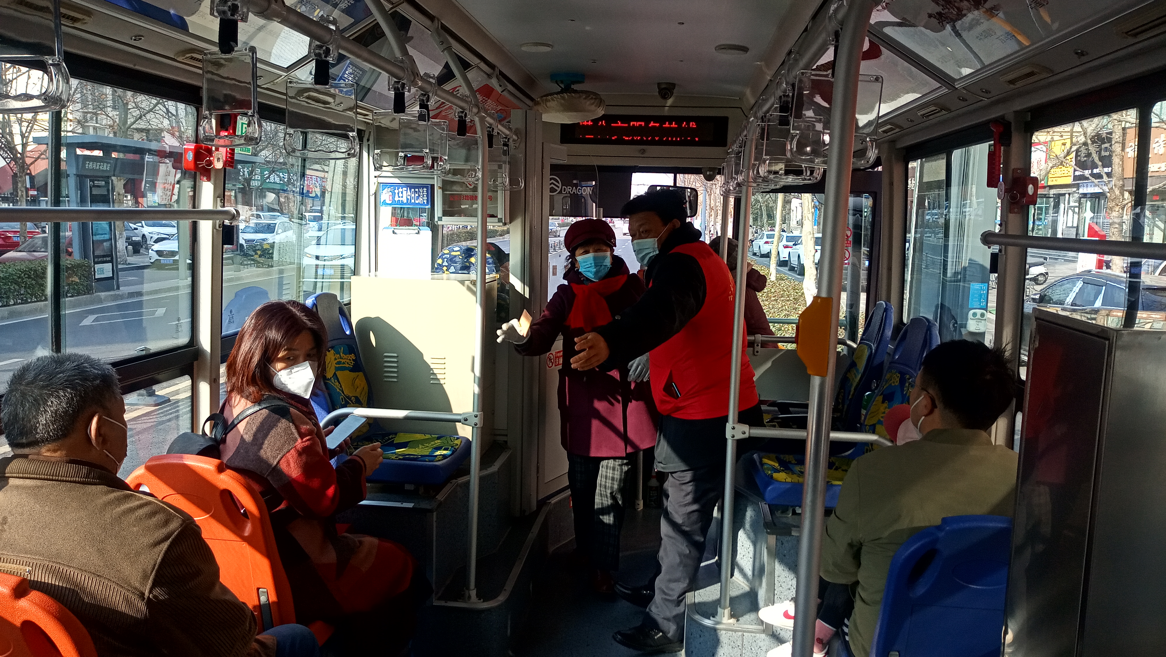 公交集團(tuán)公交事業(yè)一部開展“與雷鋒車同行?文明實(shí)踐暖新春”志愿服務(wù)活動(dòng)