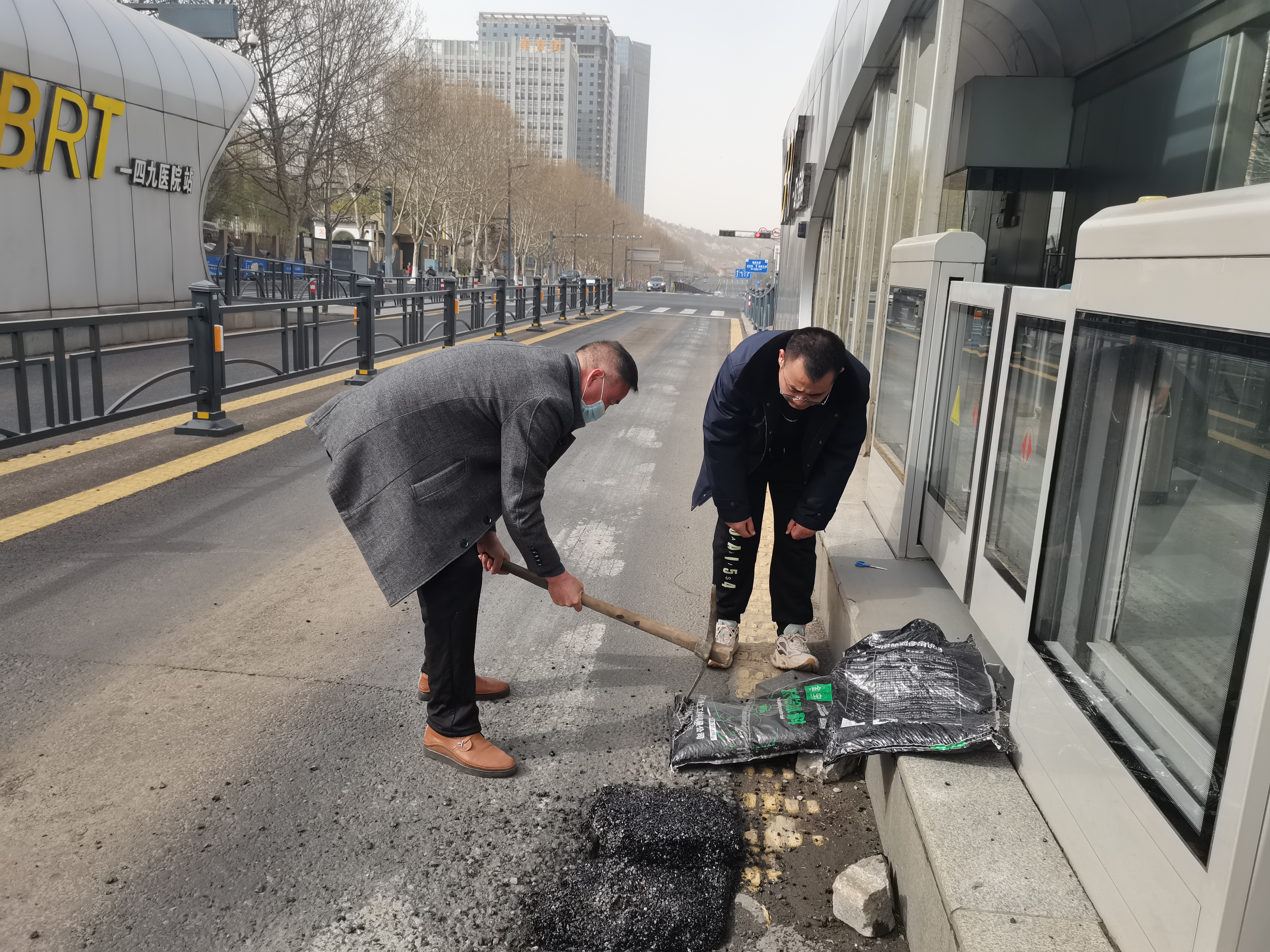 快速公交事業(yè)部駕駛員修補專用道路面