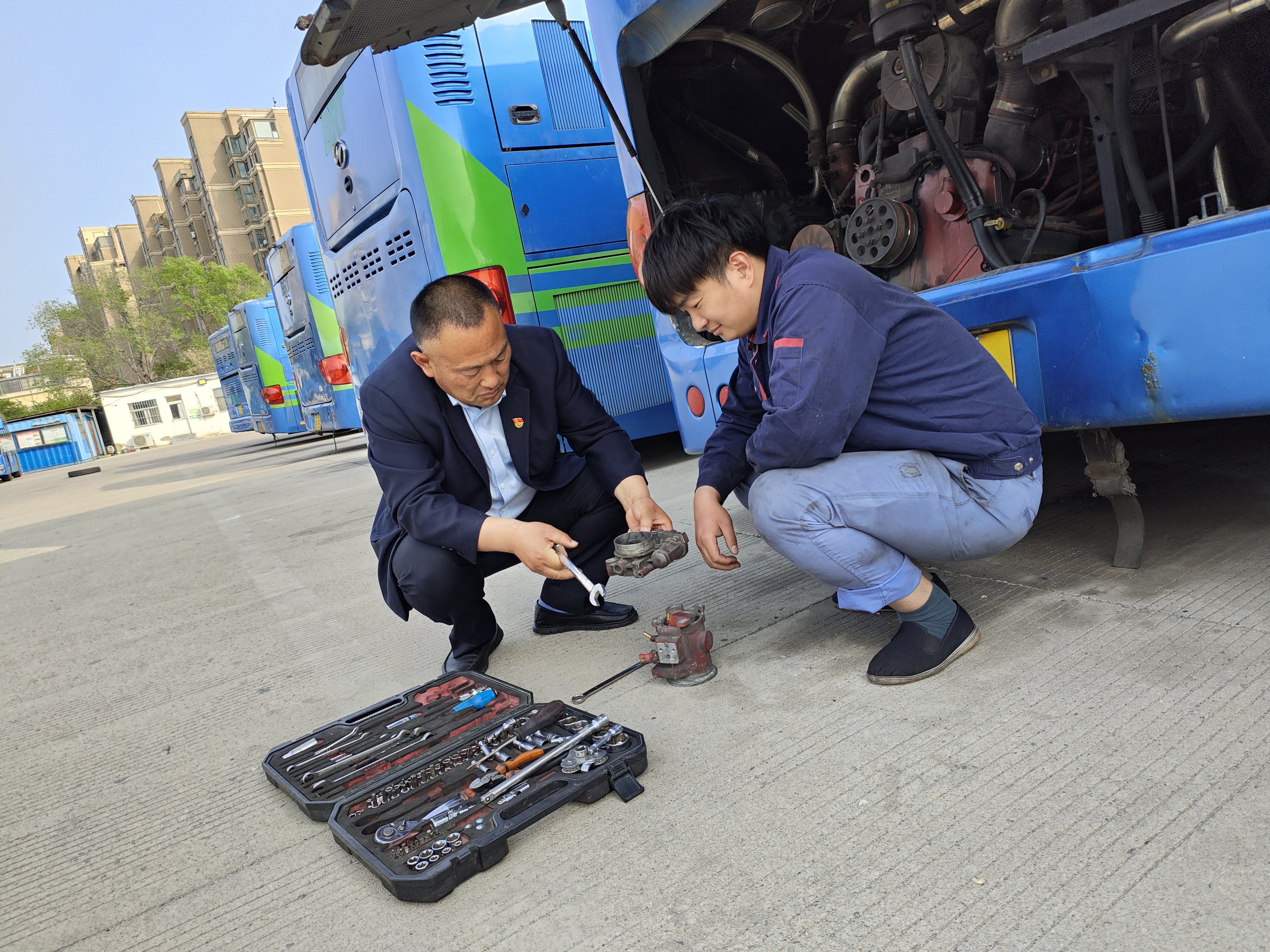 快速公交事業(yè)部開展節(jié)前公交車輛整改工作