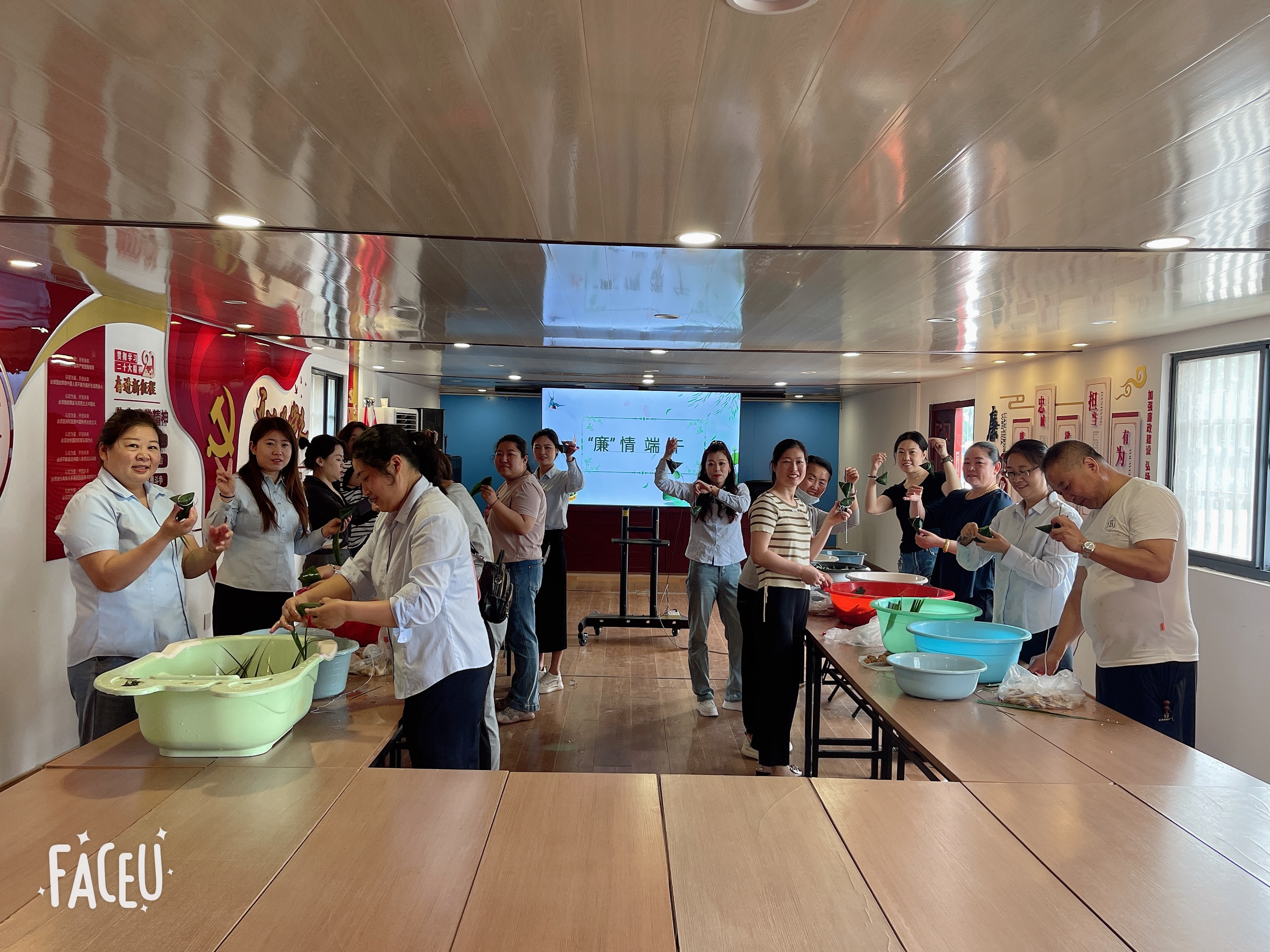 公交集團(tuán)公交事業(yè)一部“端午佳節(jié)頌清風(fēng) 巧手香粽傳廉情”活動(dòng)