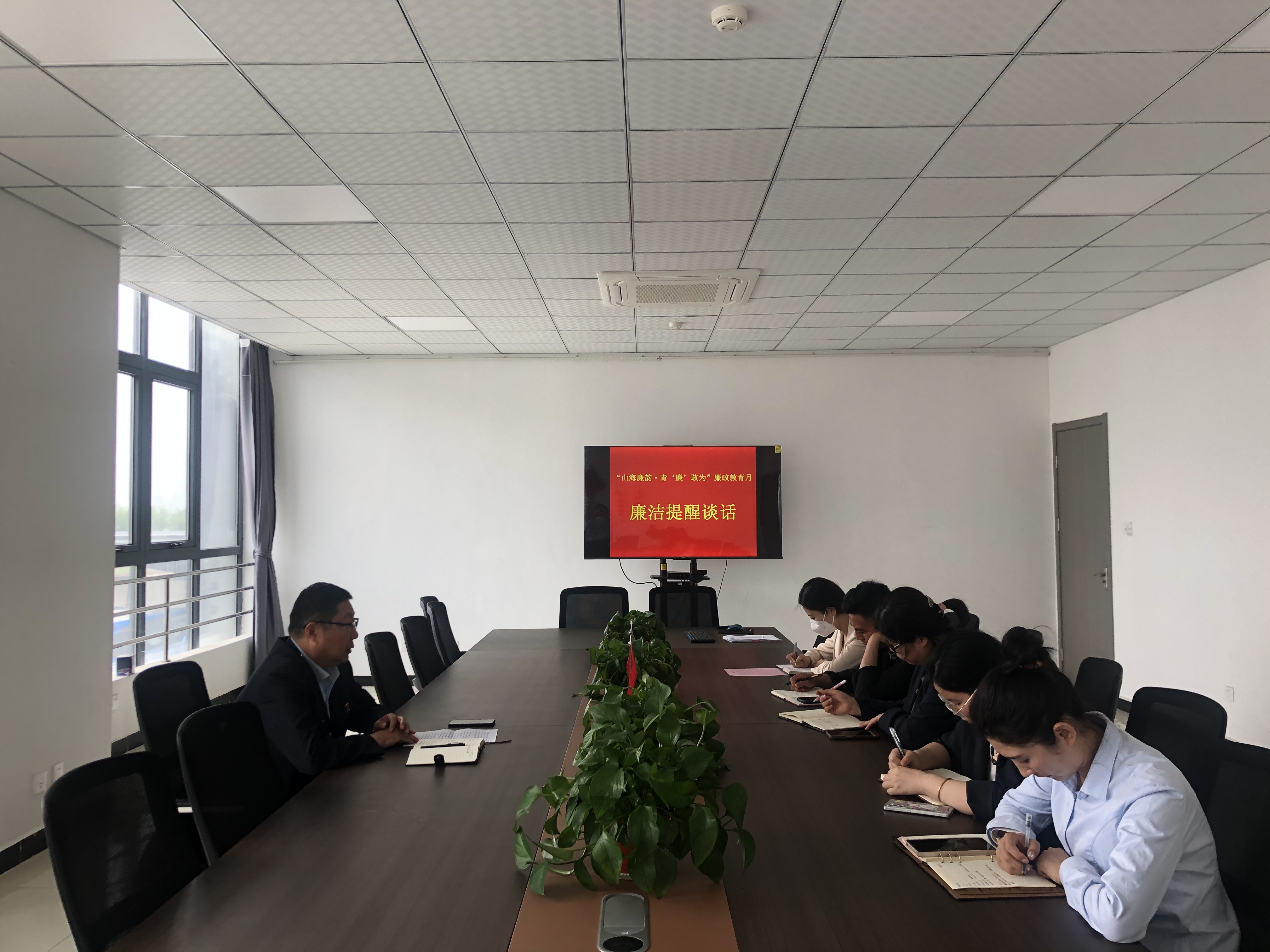 公交集團(tuán)經(jīng)營發(fā)展事業(yè)部開展年輕干部職工廉潔 提醒談話