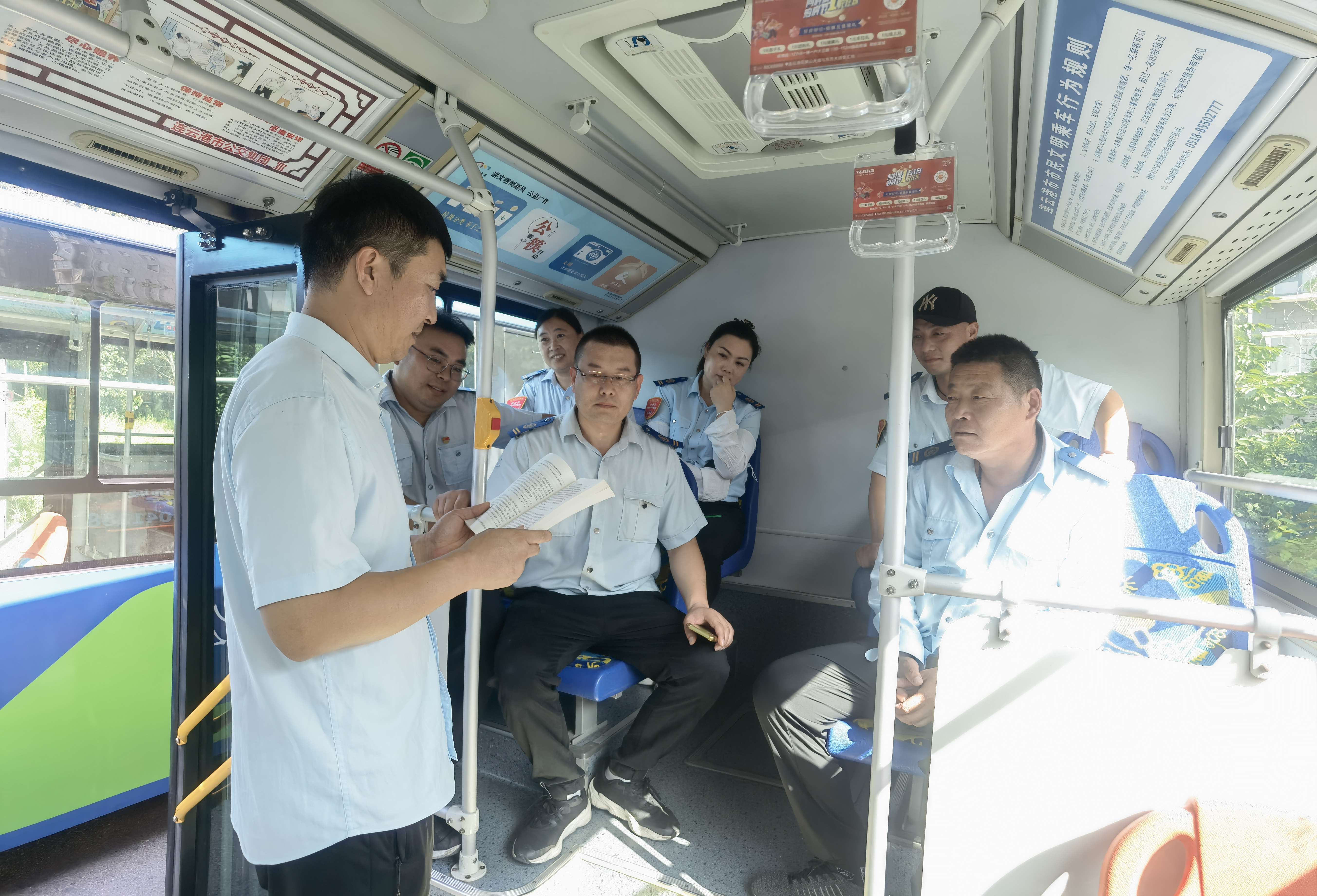 公交集團(tuán)公交事業(yè)一部黨支部開(kāi)展“送黨課進(jìn)車(chē)廂”活動(dòng)