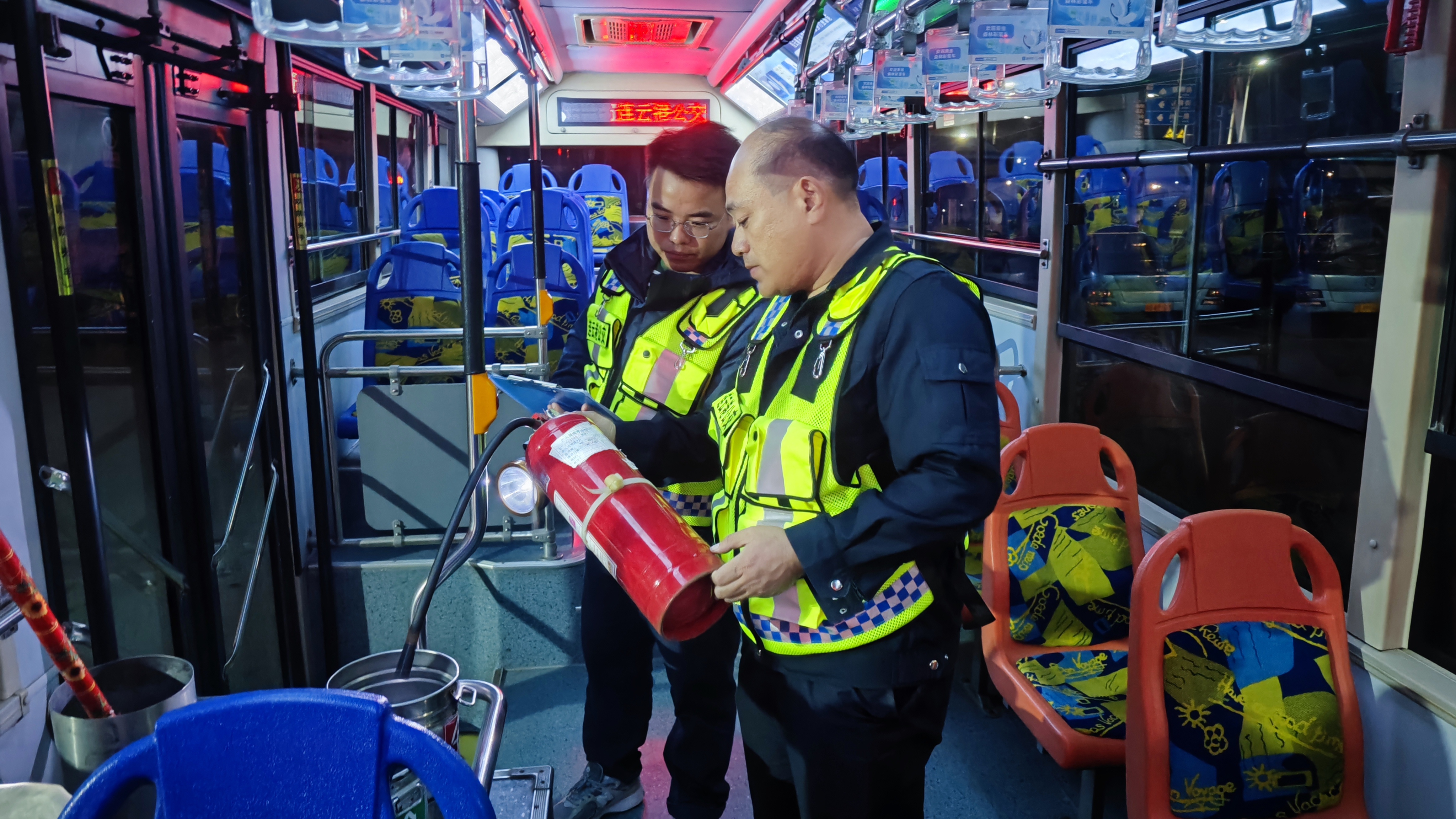 公交集團公交事業(yè)一部開展夜間安全檢查