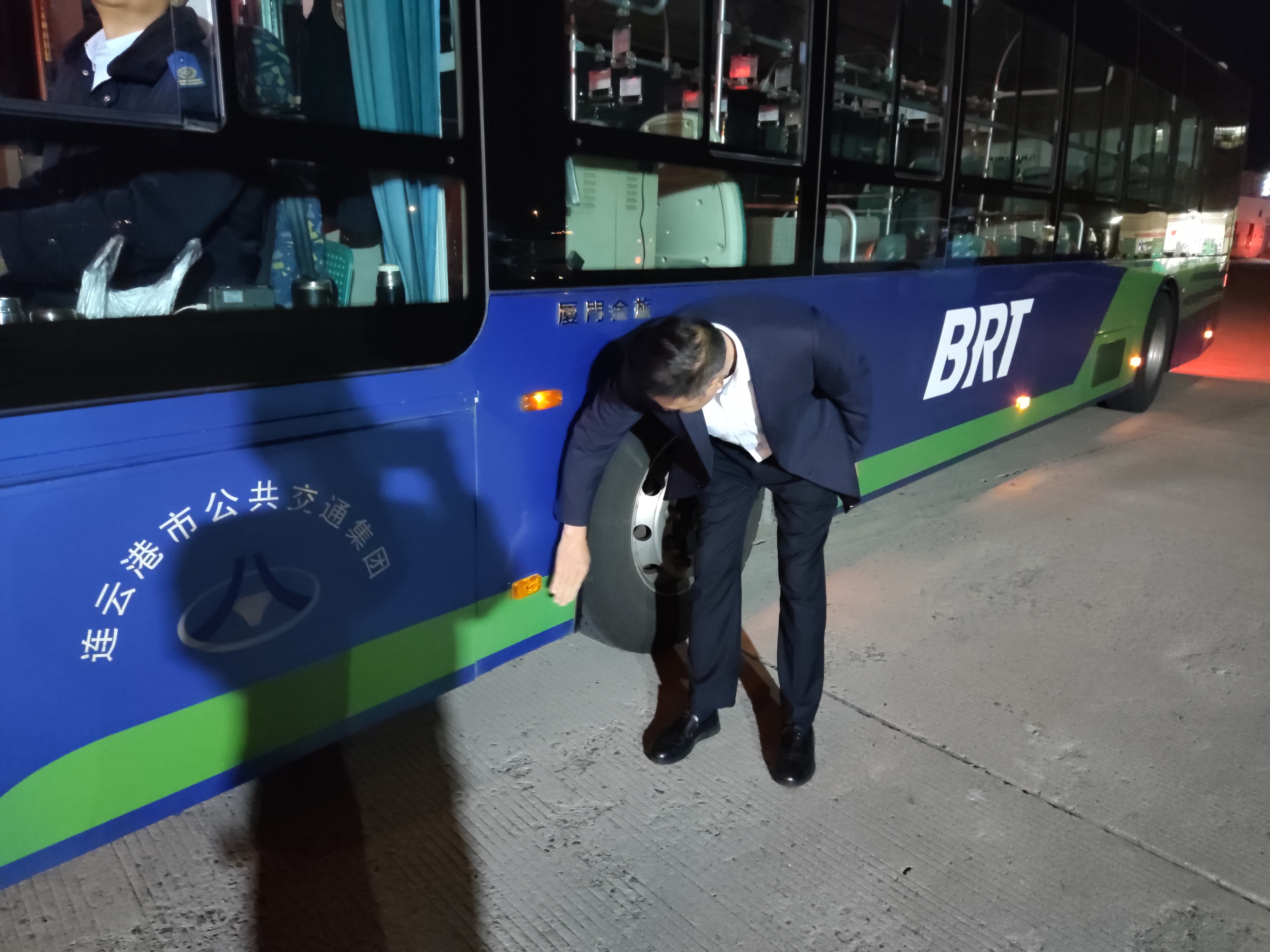 公交集團快速公交事業(yè)部開展入冬前車輛綜合大檢查工作