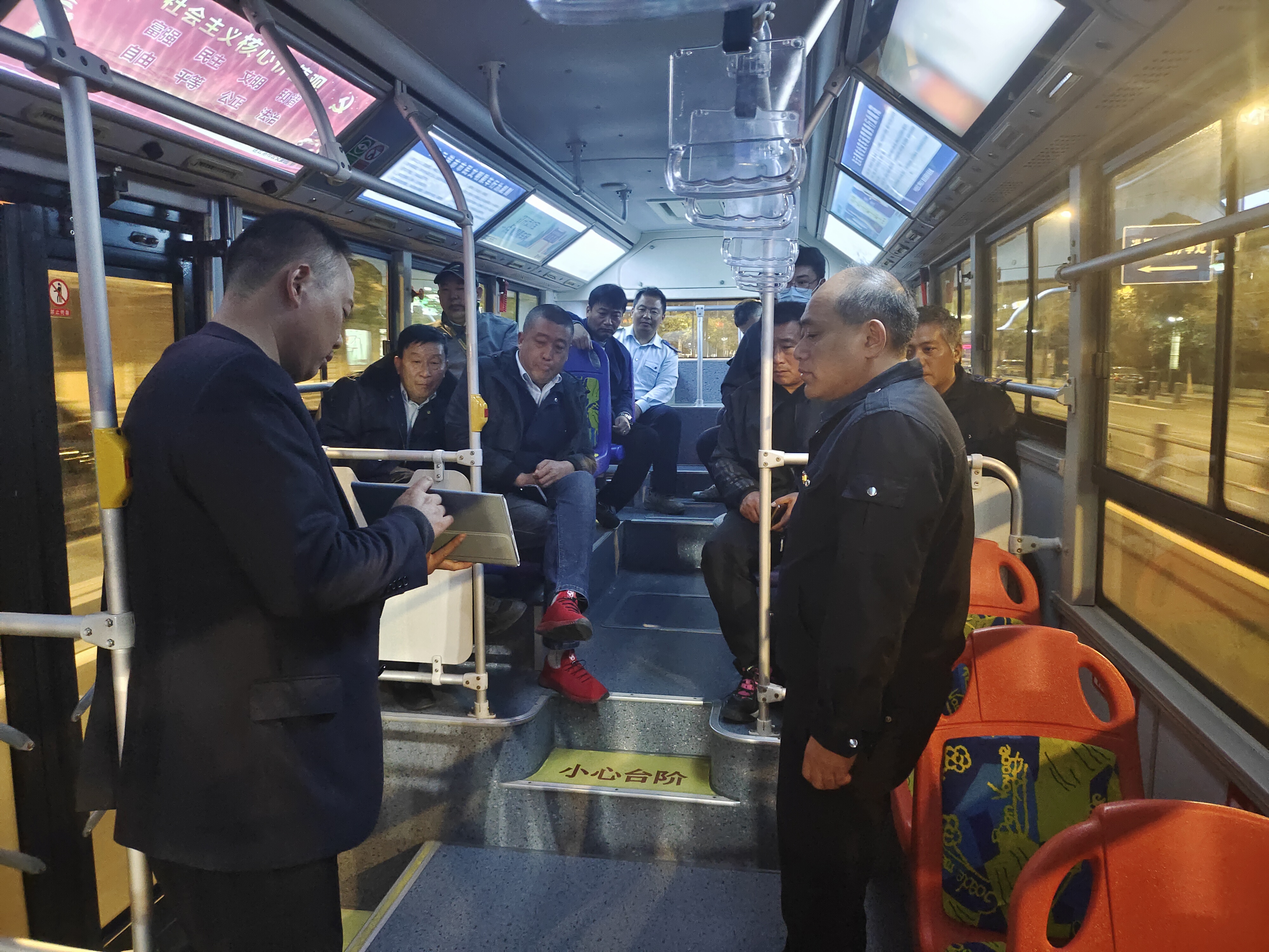 公交集團公交事業(yè)一部召開重點線路駕駛員警示教育現(xiàn)場會