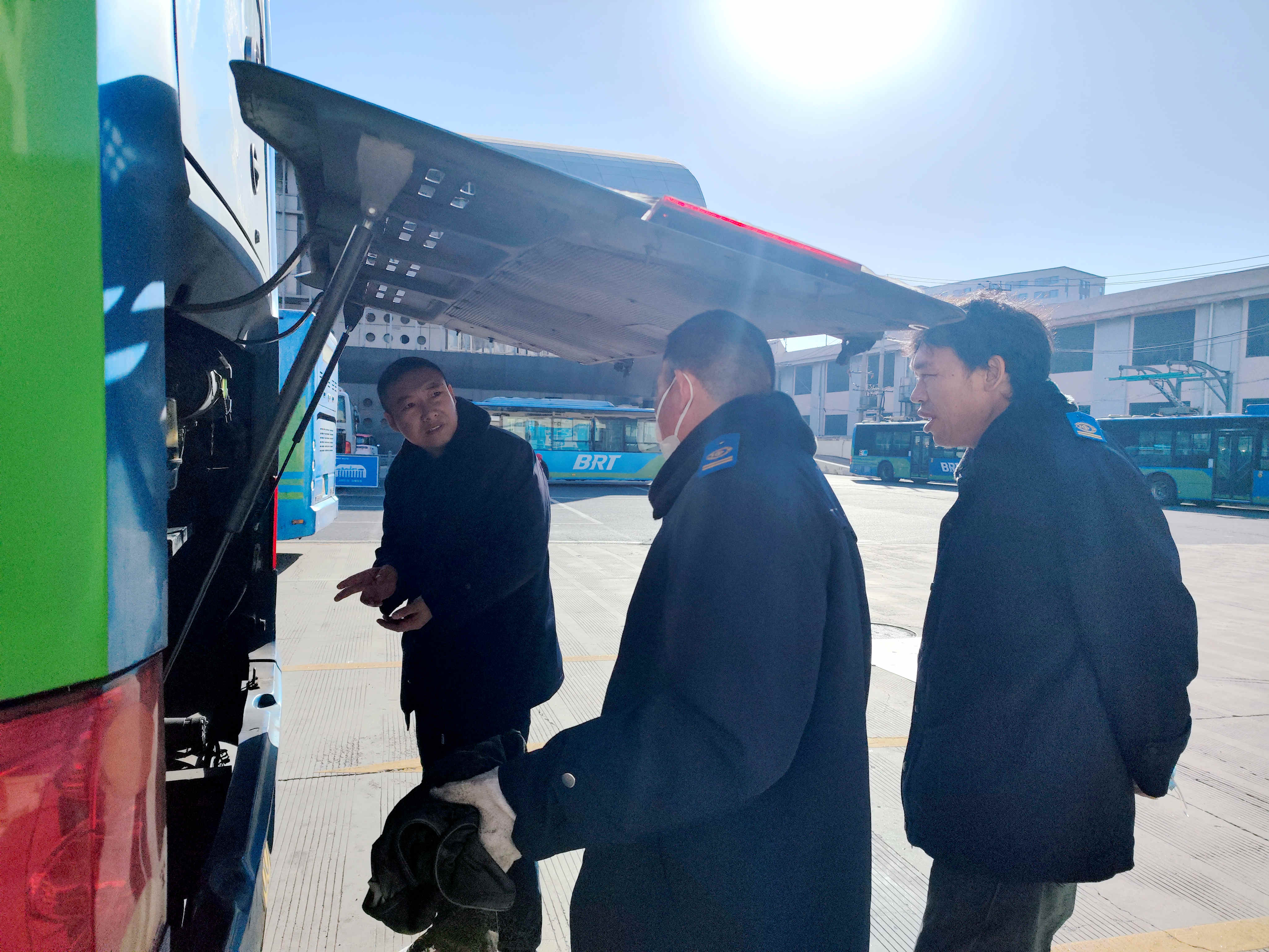 公交集團快速公交事業(yè)部開展冬季車輛專項保養(yǎng)工作