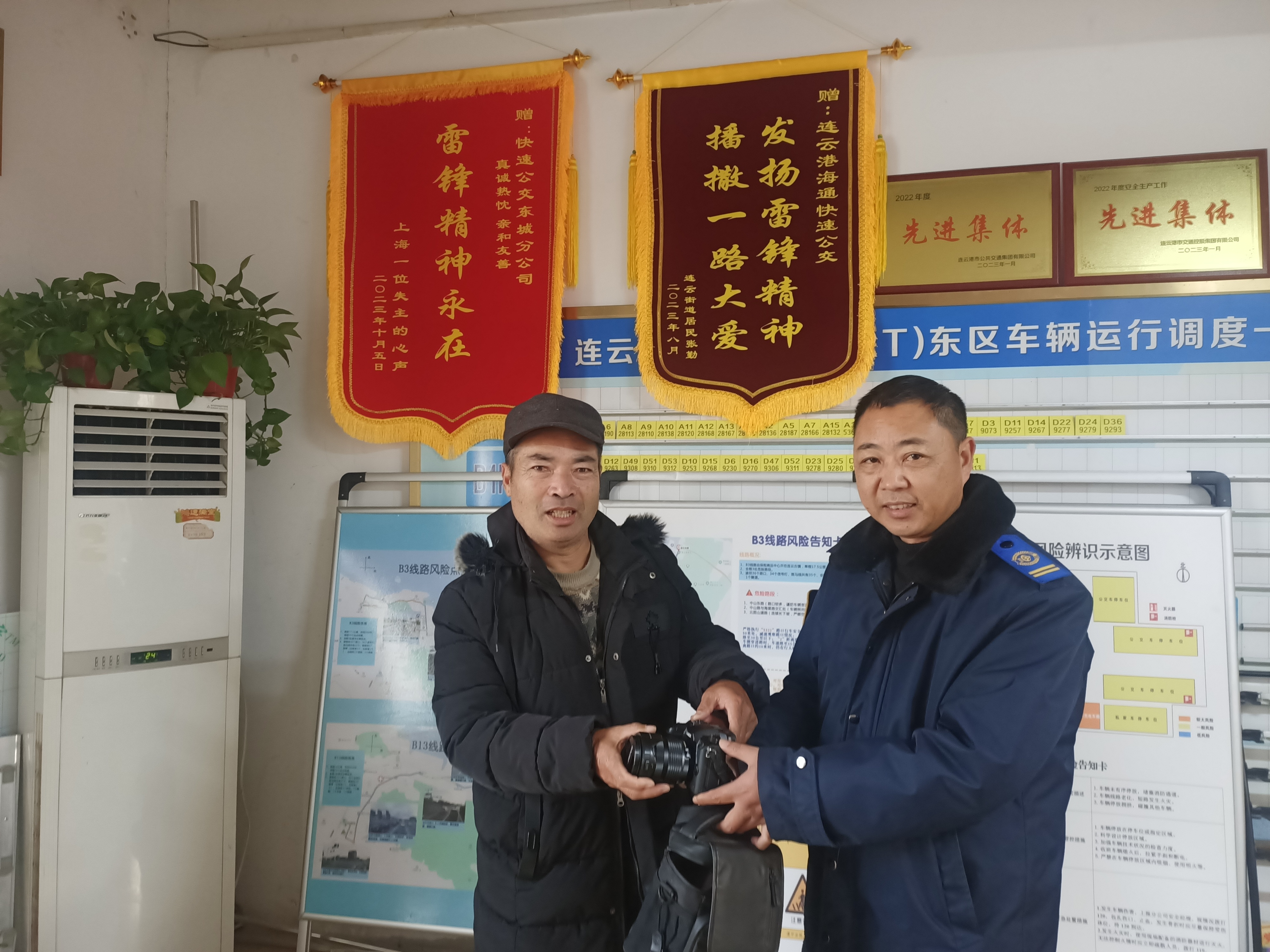 公交集團(tuán)快速公交事業(yè)部B12線駕駛員穆緒航歸還乘客丟失的相機(jī)獲感謝