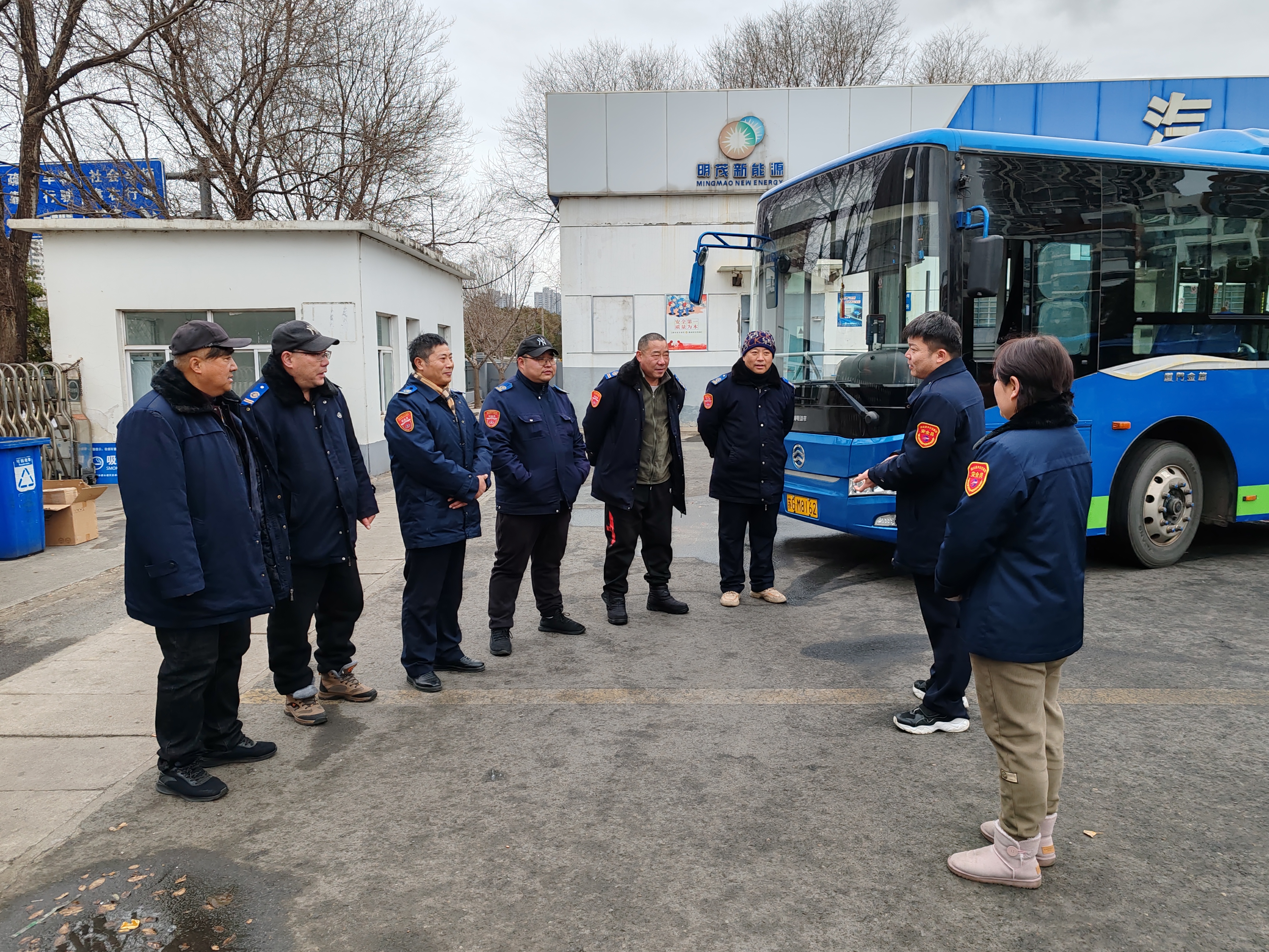 公交集團(tuán)公交事業(yè)二部開展安全合格班組安全日宣傳活動(dòng)