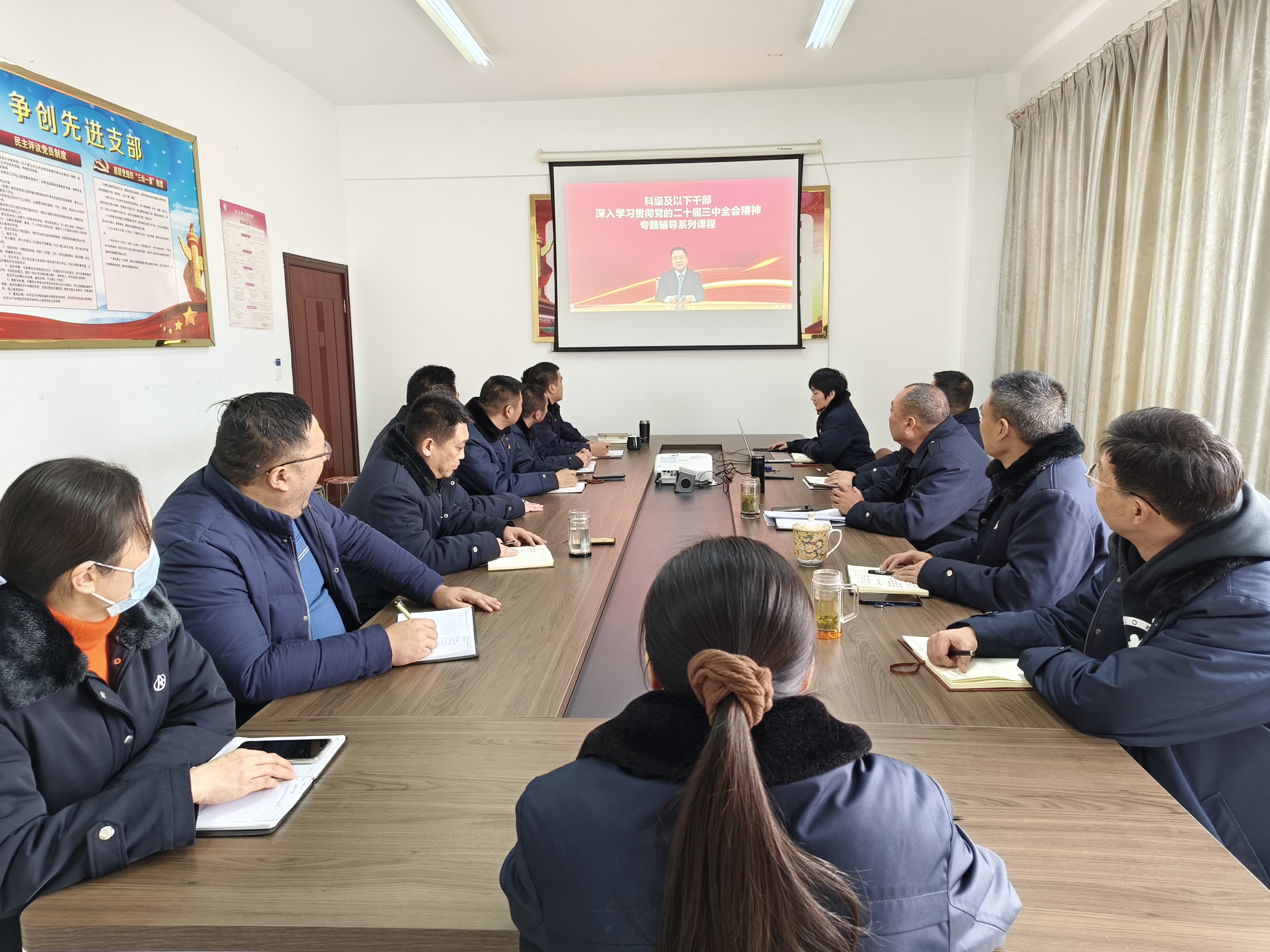 公交集團(tuán)公交事業(yè)二部組織全體黨員干部學(xué)習(xí)《加強(qiáng)黨對進(jìn)一步全面深化改革的領(lǐng)導(dǎo)》