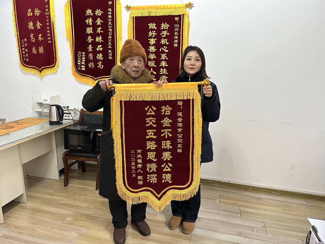 節(jié)后連續(xù)收到兩面錦旗，市民的肯定開啟新一年優(yōu)質服務工作