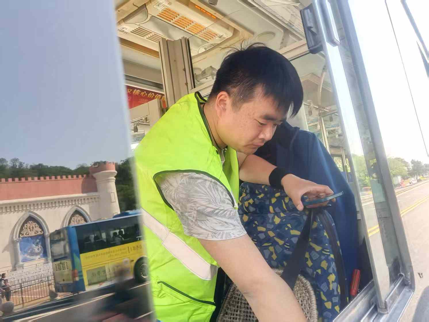 公交汽服公司全員出動(dòng) 護(hù)航景區(qū)公交無(wú)憂(yōu)出行