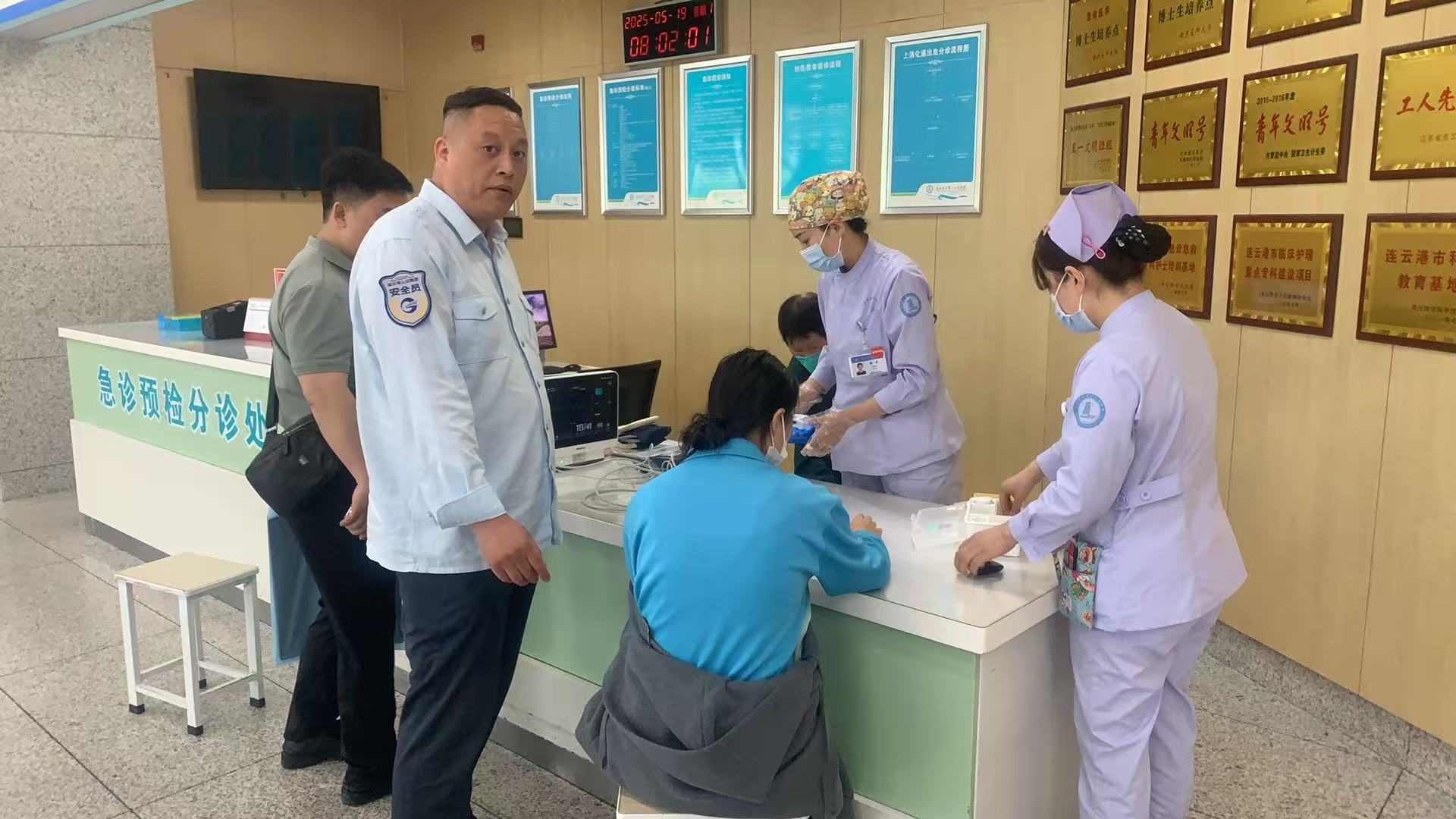 學(xué)生突發(fā)暈厥，公交集團(tuán)快速公交公司B12線 駕駛員王海平緊急救助