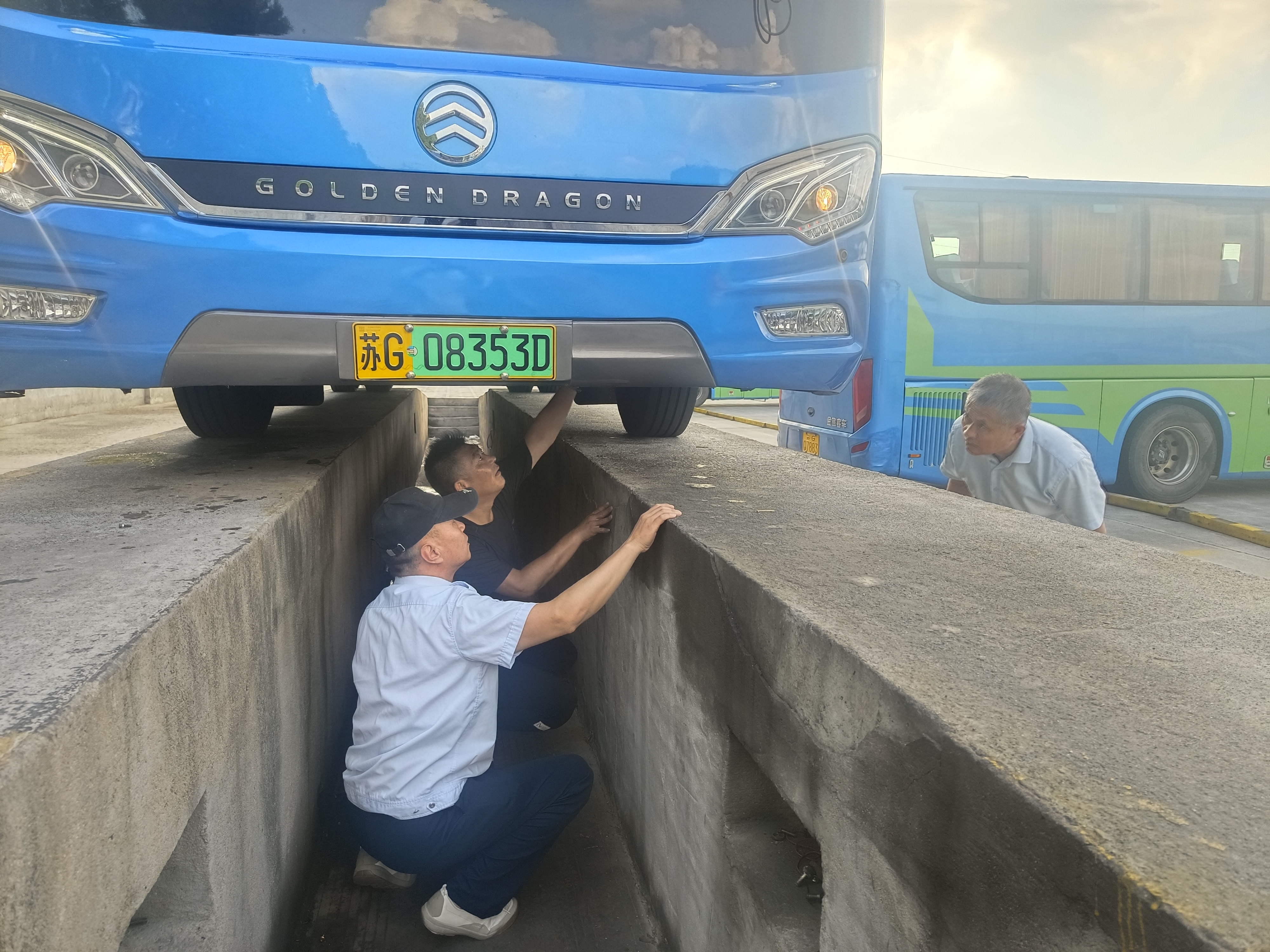 佳連公交公司開(kāi)展機(jī)務(wù)例保檢查，全面保障車(chē)輛安全運(yùn)行