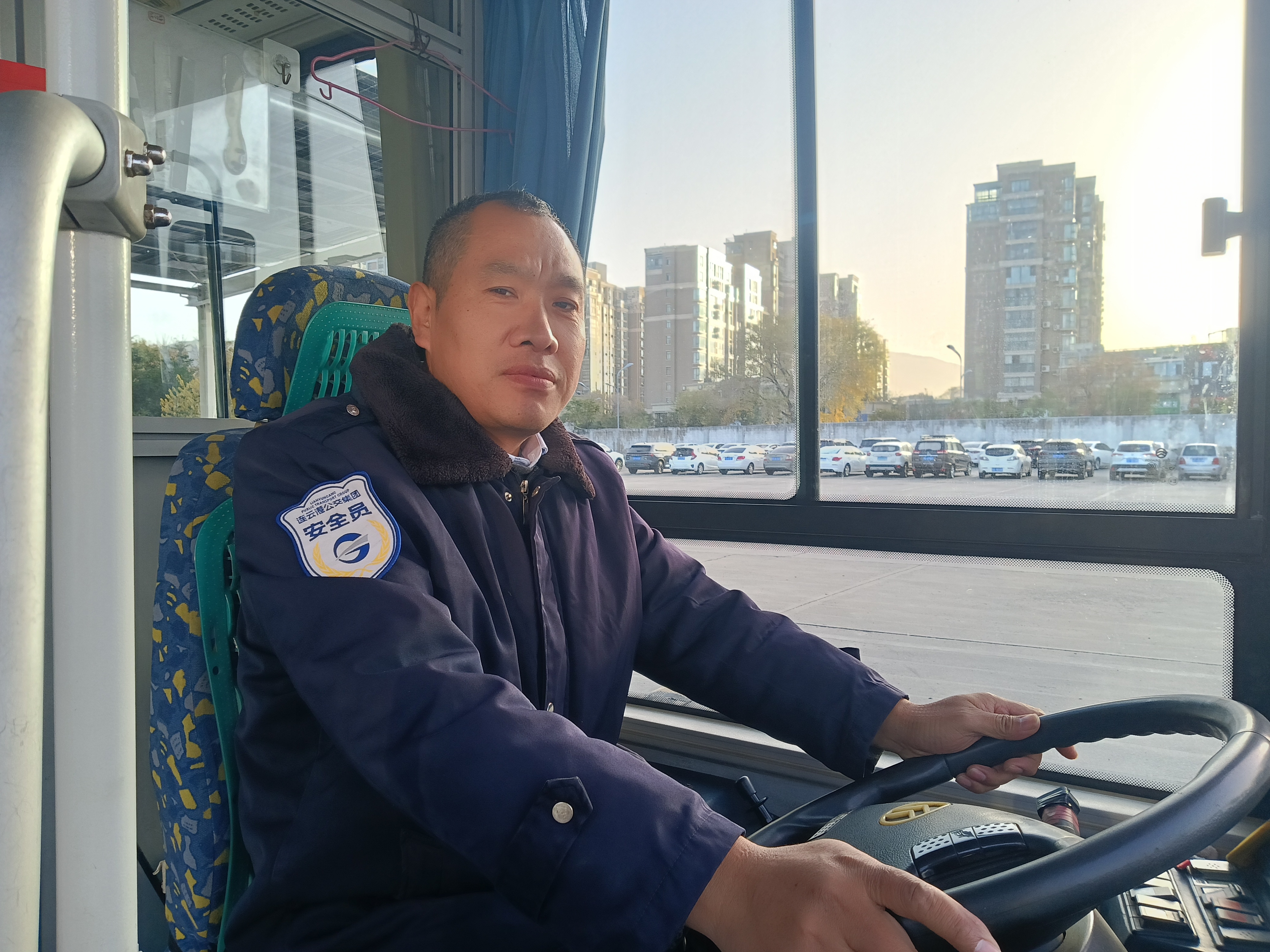 公交集團(tuán)快速公交公司B13線駕駛員陳彩 拾金不昧，老人失物復(fù)得連連致謝