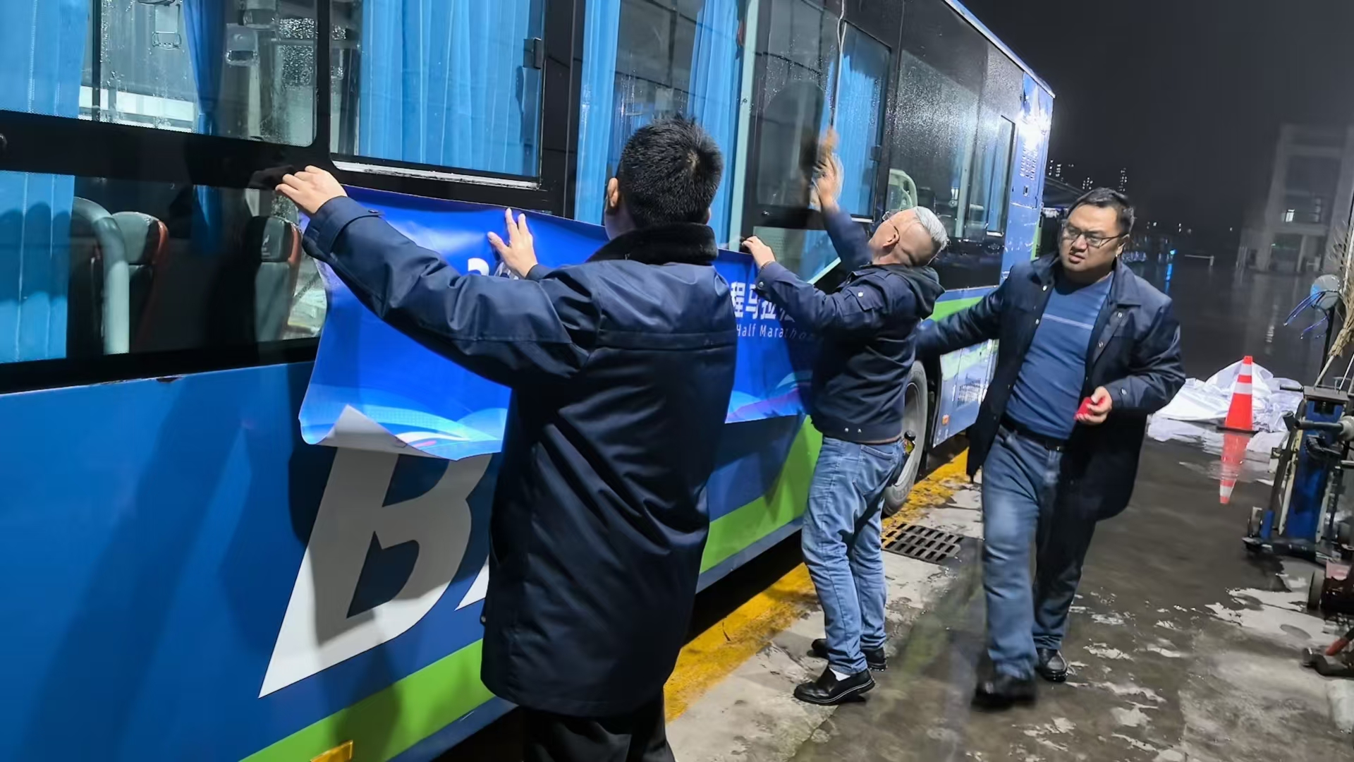 夜幕下的堅守--佳連公交為連島半程馬拉松保駕護(hù)航！