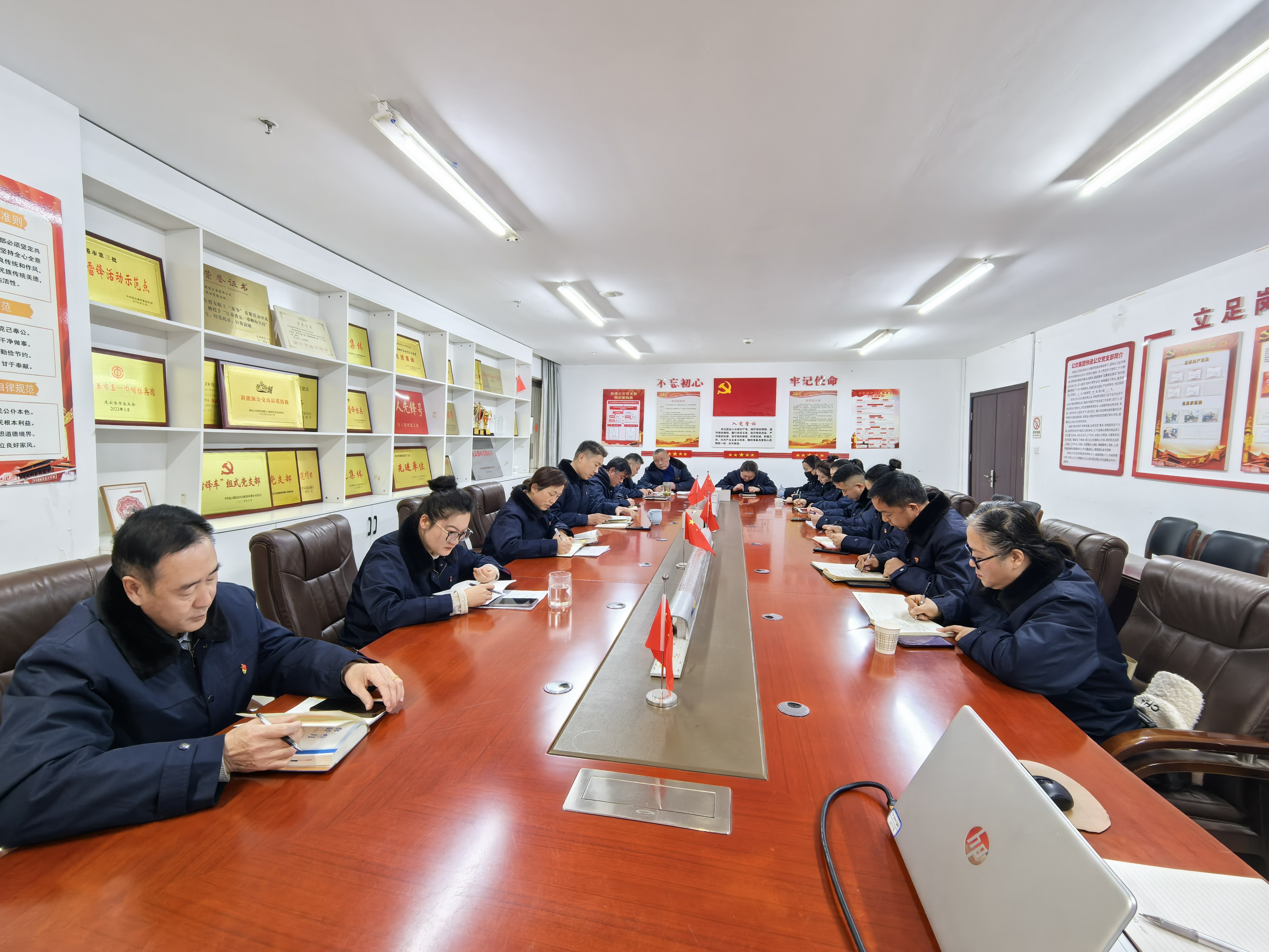 公交集團(tuán)快速公交公司開展“元旦”節(jié)前 安全生產(chǎn)大檢查