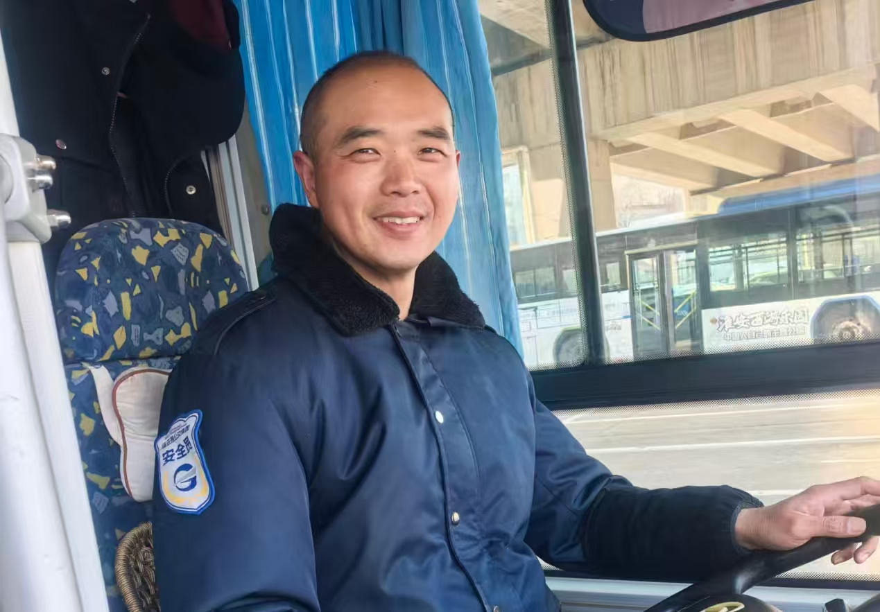 公交集團(tuán)快速公交B3線駕駛員曹雷歸還乘客丟失的手機獲乘客贈送錦旗