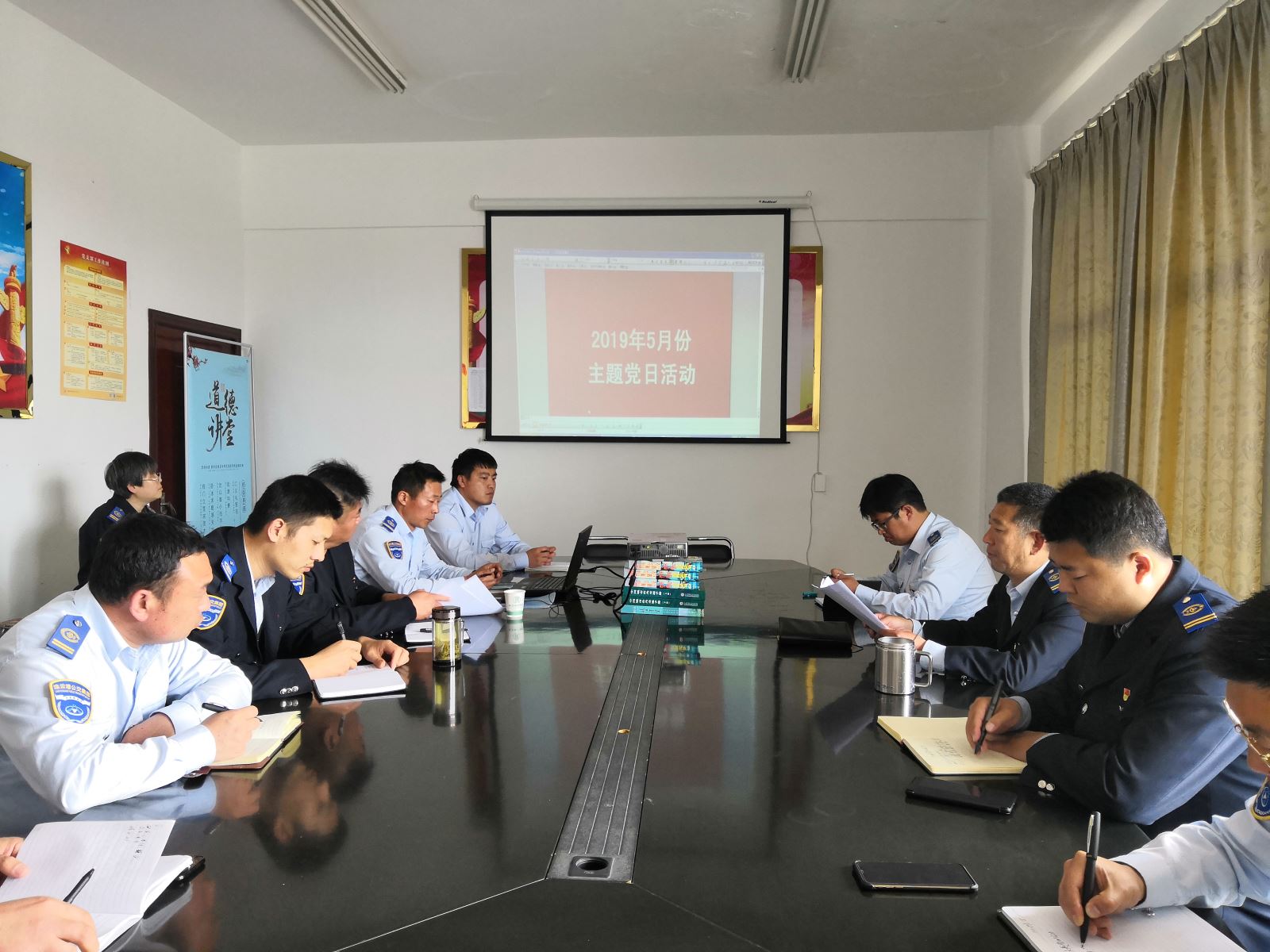 公交集團(tuán)公交事業(yè)二部開展“學(xué)懂黨內(nèi)法規(guī)，建強(qiáng)組織體系”主題黨日活動(dòng)