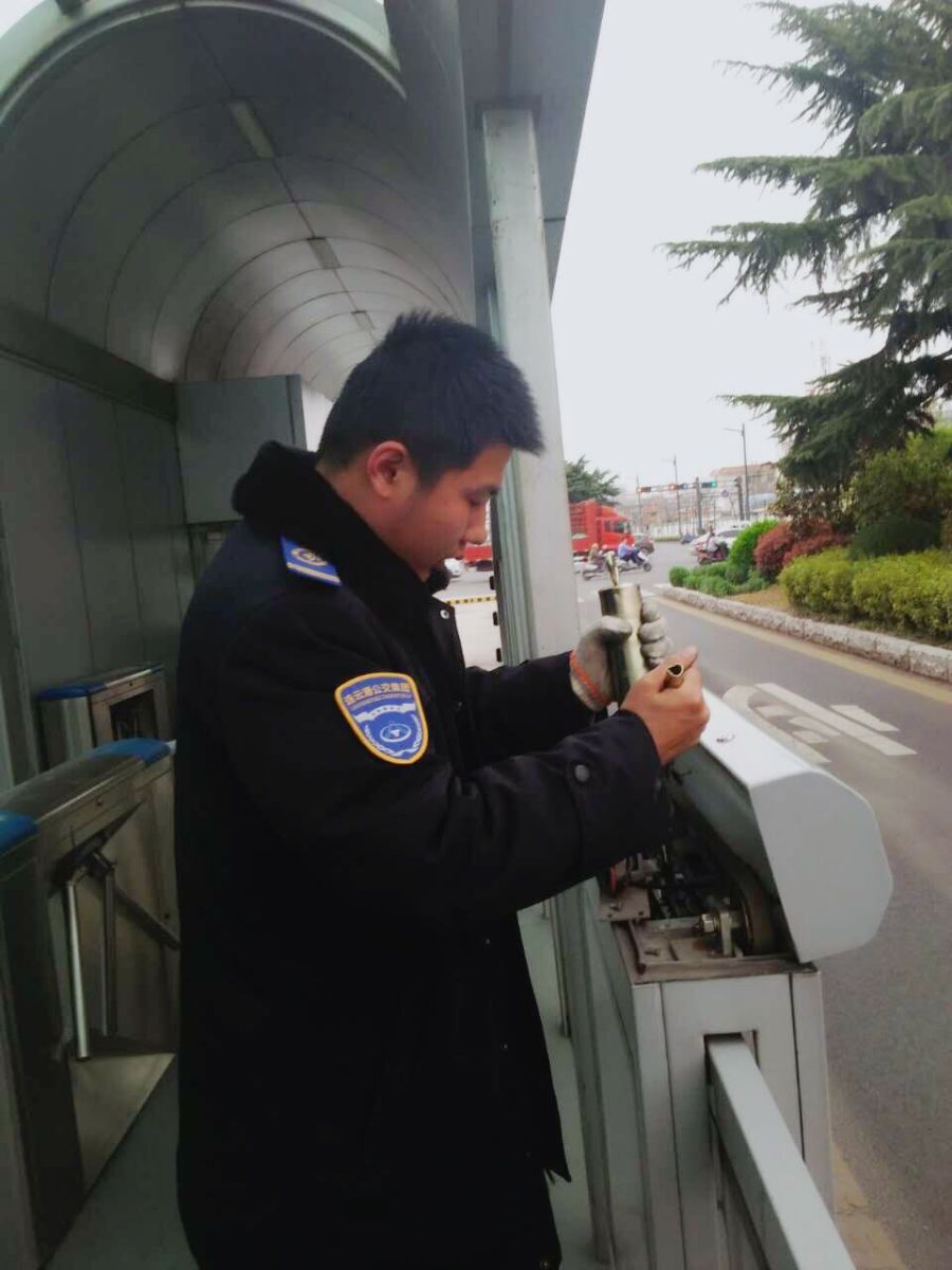 公交快速公司總務(wù)科維護(hù)保養(yǎng)站臺(tái)安全門