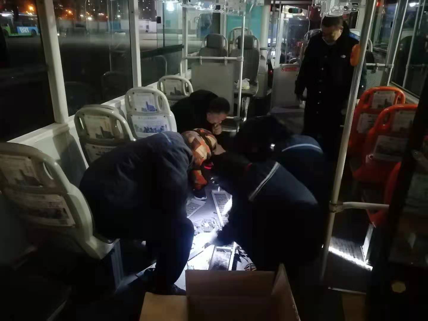 快速公交事業(yè)部對(duì)燃?xì)廛囕v暖風(fēng)機(jī)進(jìn)行集中整改