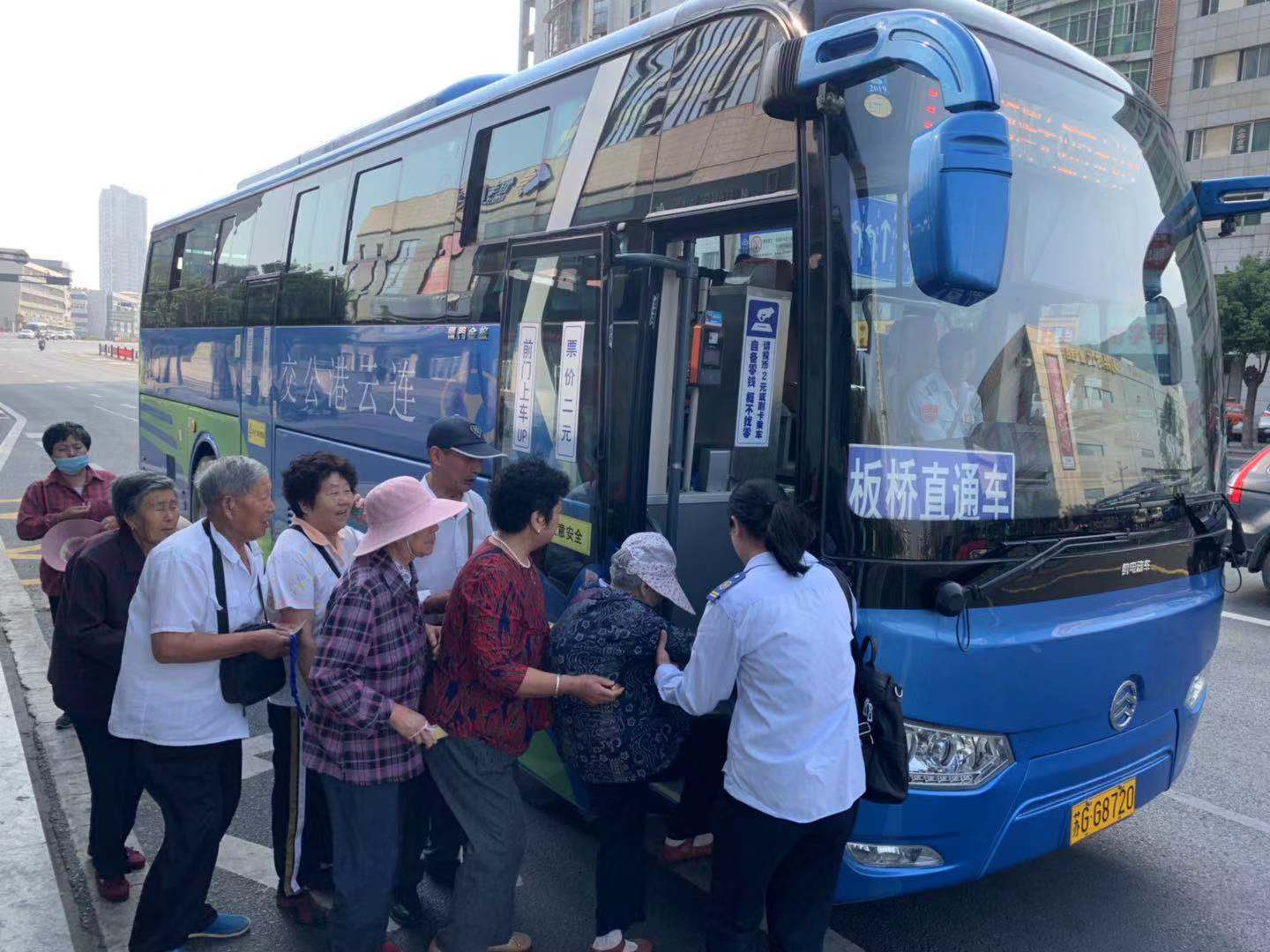 公交集團開展關(guān)愛殘疾人無障礙乘車及“平安迎國慶”活動