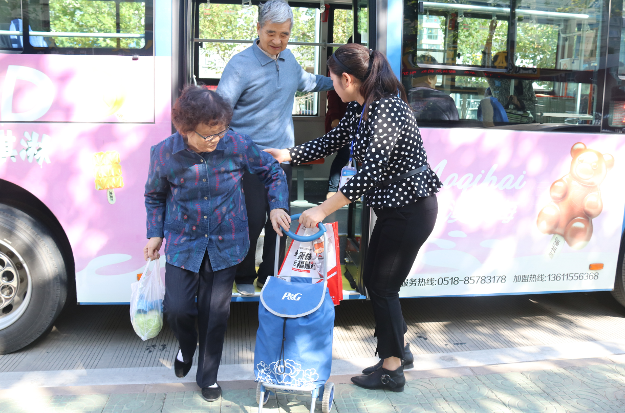 公交集團(tuán)基層單位開展重陽節(jié)敬老愛老志愿服務(wù)活動(dòng)