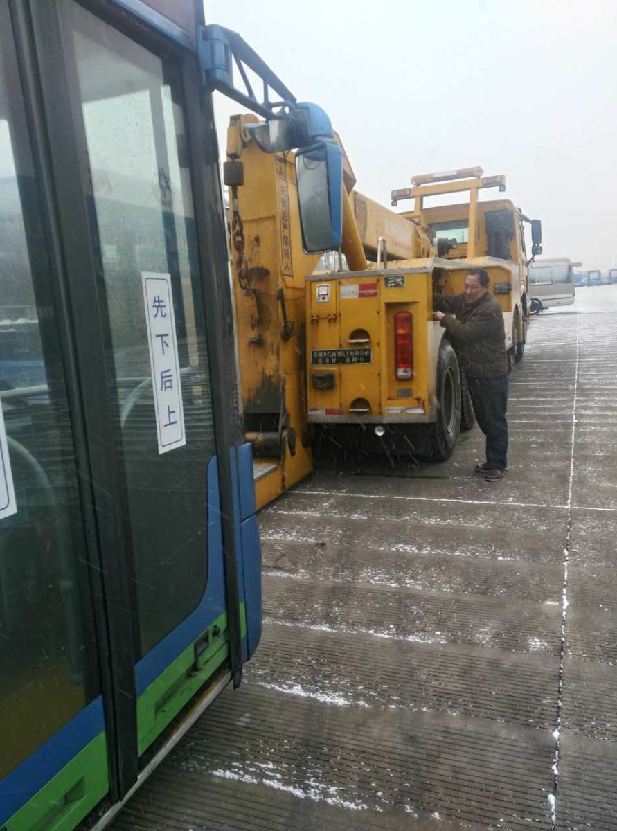 公交集團(tuán)汽服公司做好冰雪天氣公交車輛后勤保障工作
