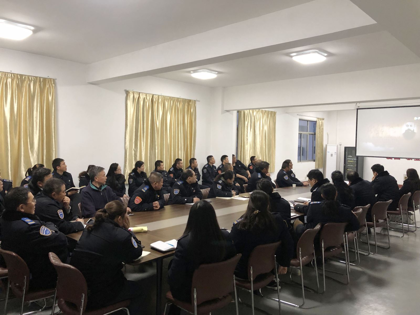 “緬懷先烈憶初心、傳承精神勇?lián)敗薄患瘓F各支部開展形式多樣的主題黨日活動