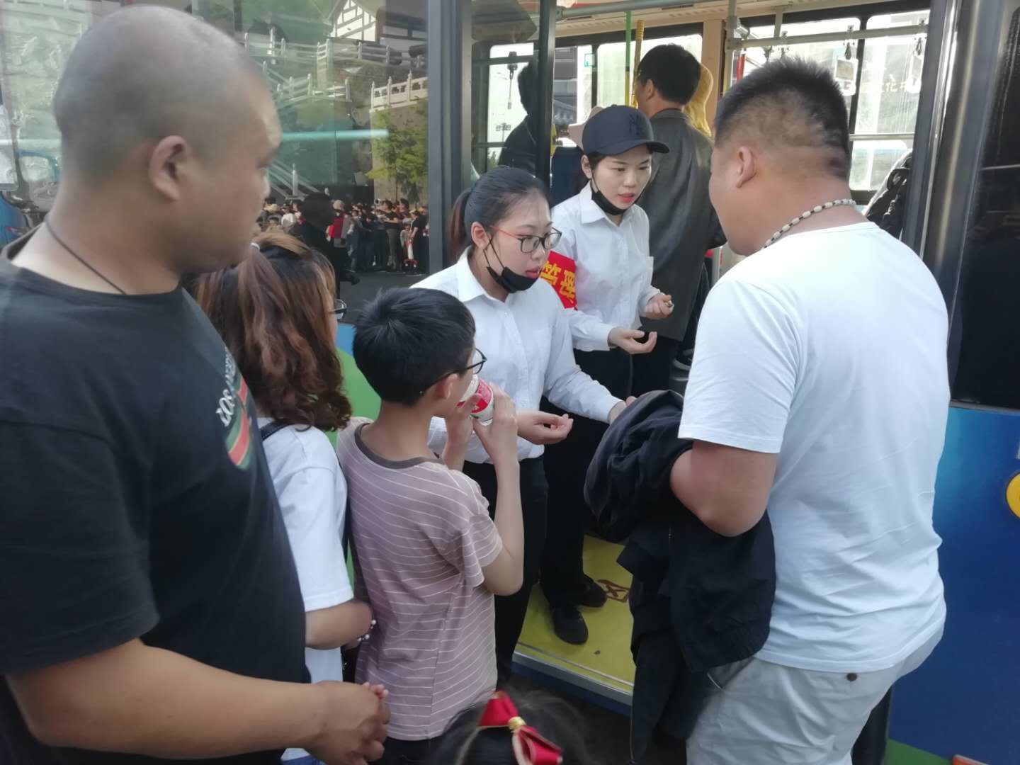 公交集團快速公交事業(yè)部共青團開展五四青年節(jié)活動