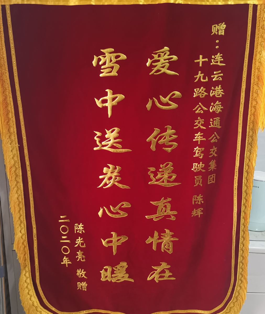 公交車秒變“救護(hù)車”，爭(zhēng)分奪秒挽救生命