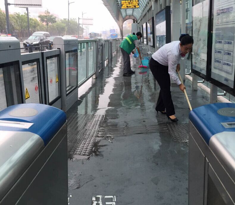 海通公交日夜堅(jiān)守 確保乘客安全出行