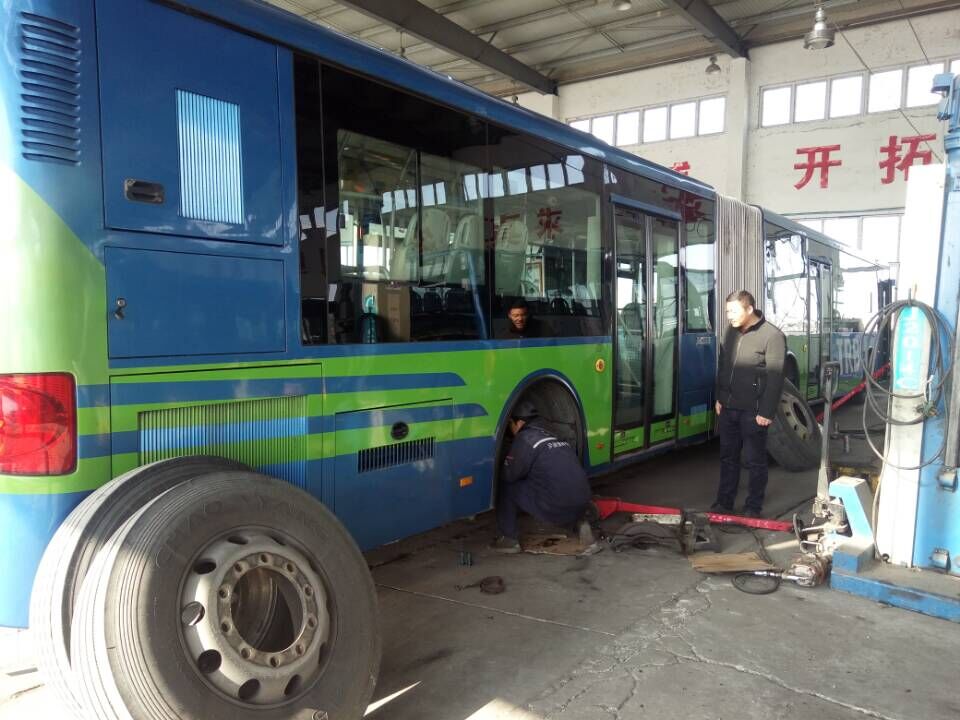 公交快速公司開(kāi)展天燃?xì)廛?chē)輛集中保養(yǎng)工作