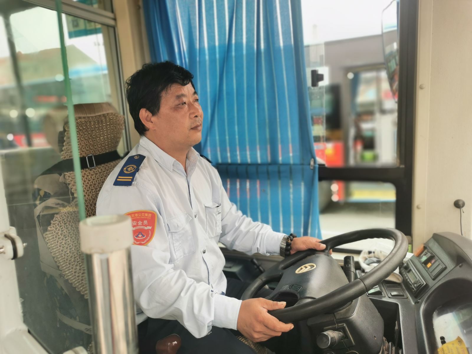 公交集團公交事業(yè)一部25路駕駛員王炳春拾金不昧受表揚