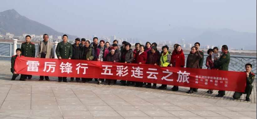 公交東部公司攜手連云消防、南巷社區(qū)開展“雷歷鋒行 五彩連云之旅”活動(dòng)