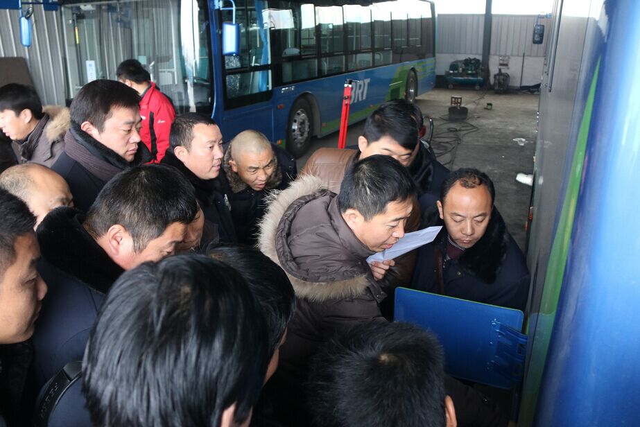 公交BRT公司組織駕駛員進(jìn)行電動(dòng)車輛崗前培訓(xùn)