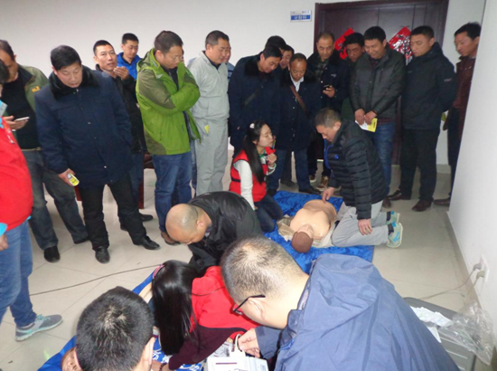 市紅十字會(huì)對(duì)公交快速公司駕駛員進(jìn)行應(yīng)急救護(hù)培訓(xùn)