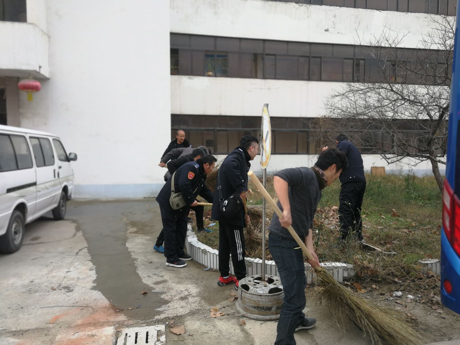 公交集團(tuán)海通公交公司助力創(chuàng)文工作清掃華威停車場(chǎng)場(chǎng)站落葉