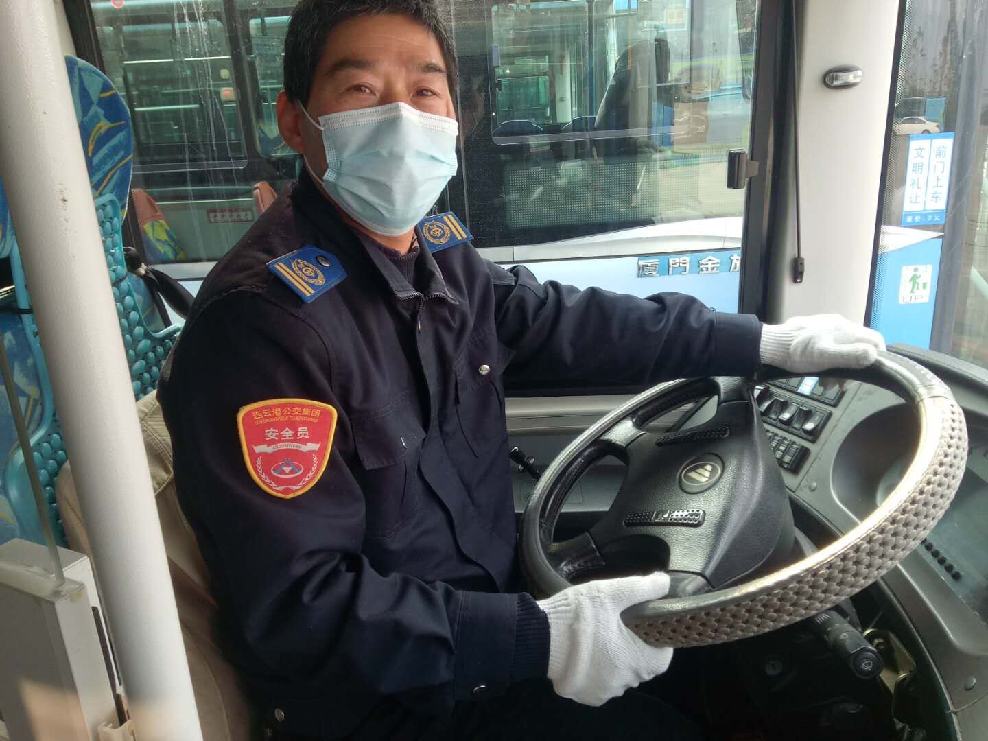 公交集團公交事業(yè)一部18路駕駛員馬繼浩拾金不昧受表揚