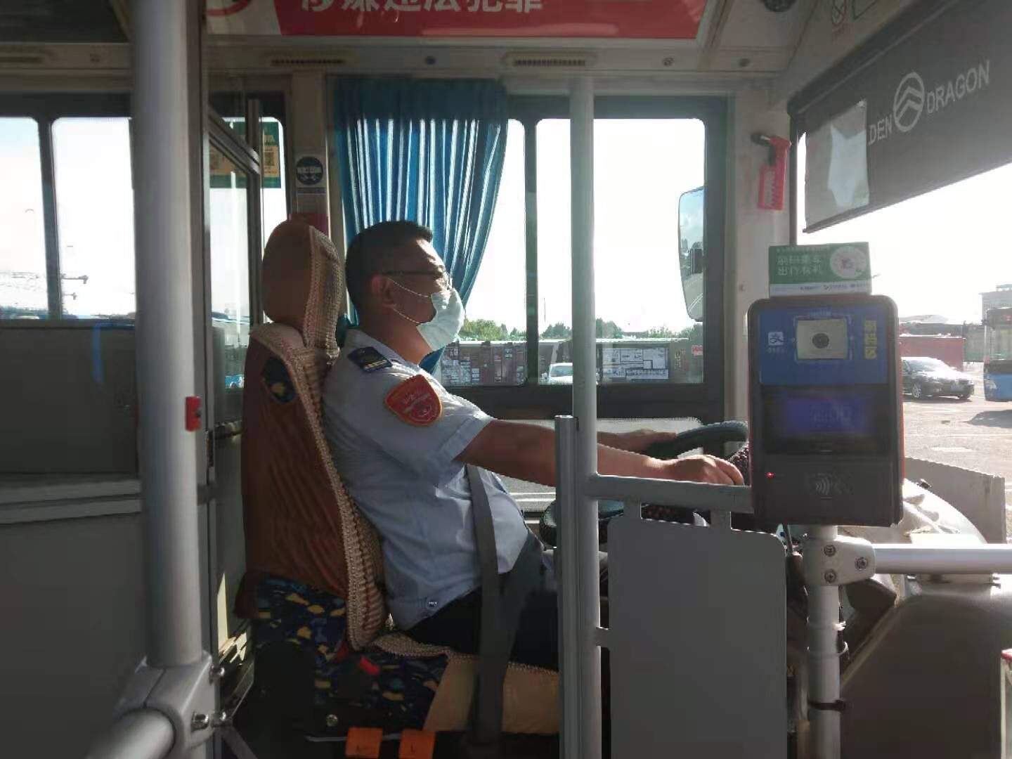 公交集團公交事業(yè)一部游2路駕駛員李明拾金不昧受表揚