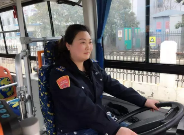 靚麗風(fēng)姿，“三八節(jié)”里公交集團(tuán)女員工們的別樣芳華