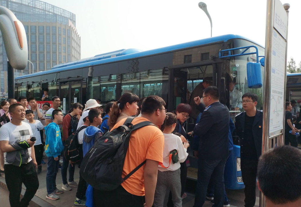 公交集團(tuán)東部公司積極做好“五一”小長(zhǎng)假客流督導(dǎo)工作