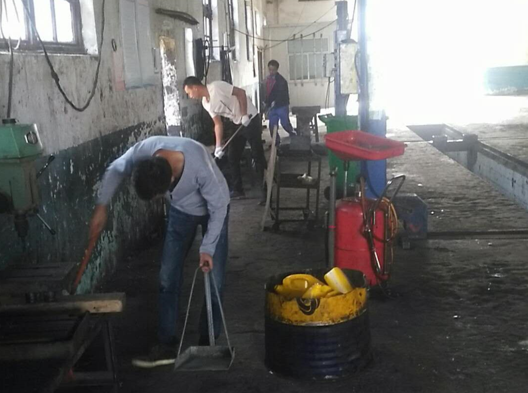 公交集團(tuán)汽服公司開(kāi)展雙節(jié)前環(huán)境衛(wèi)生整治工作