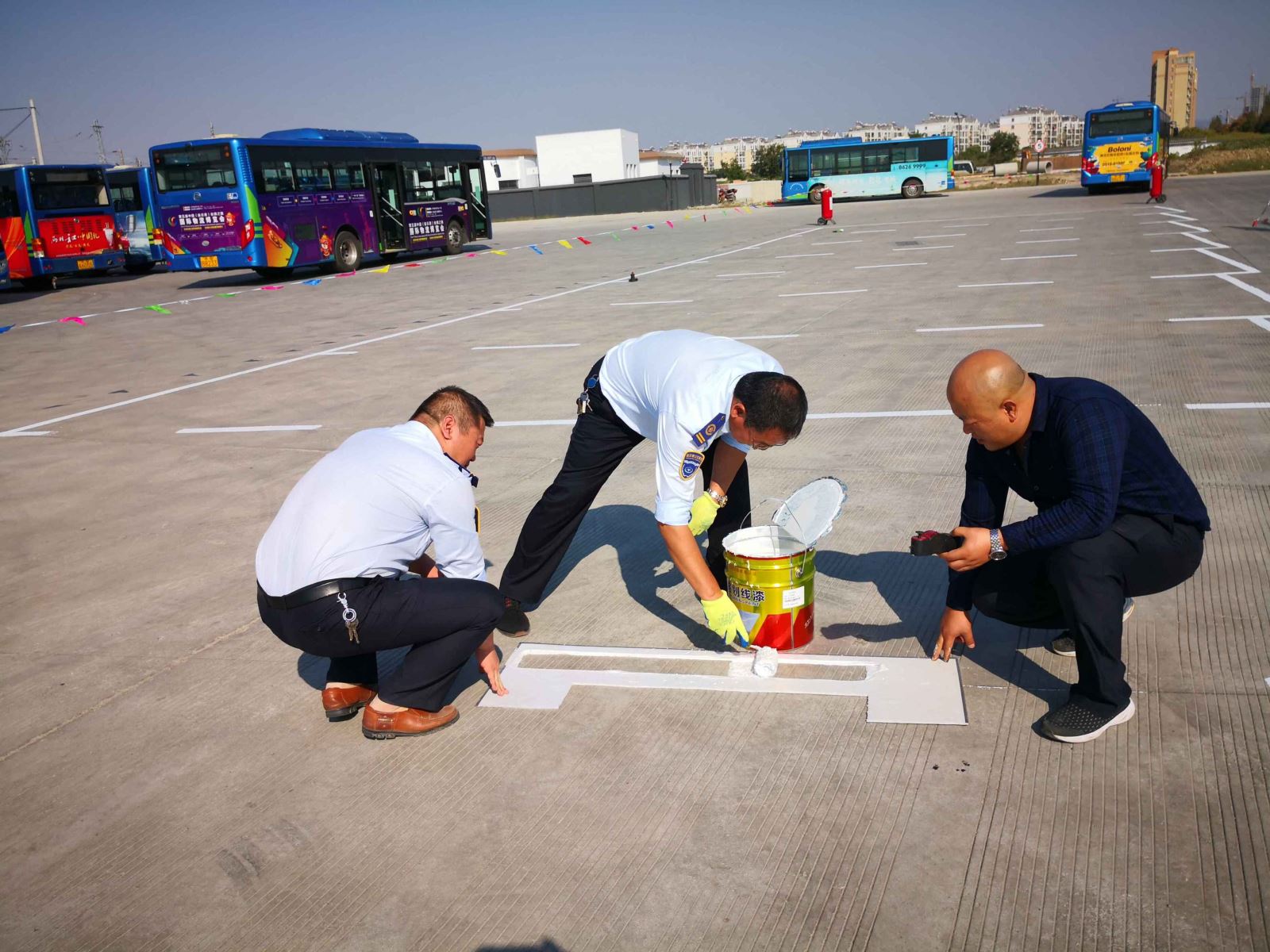 公交集團(tuán)海通公交公司劃分停車位為創(chuàng)文助力
