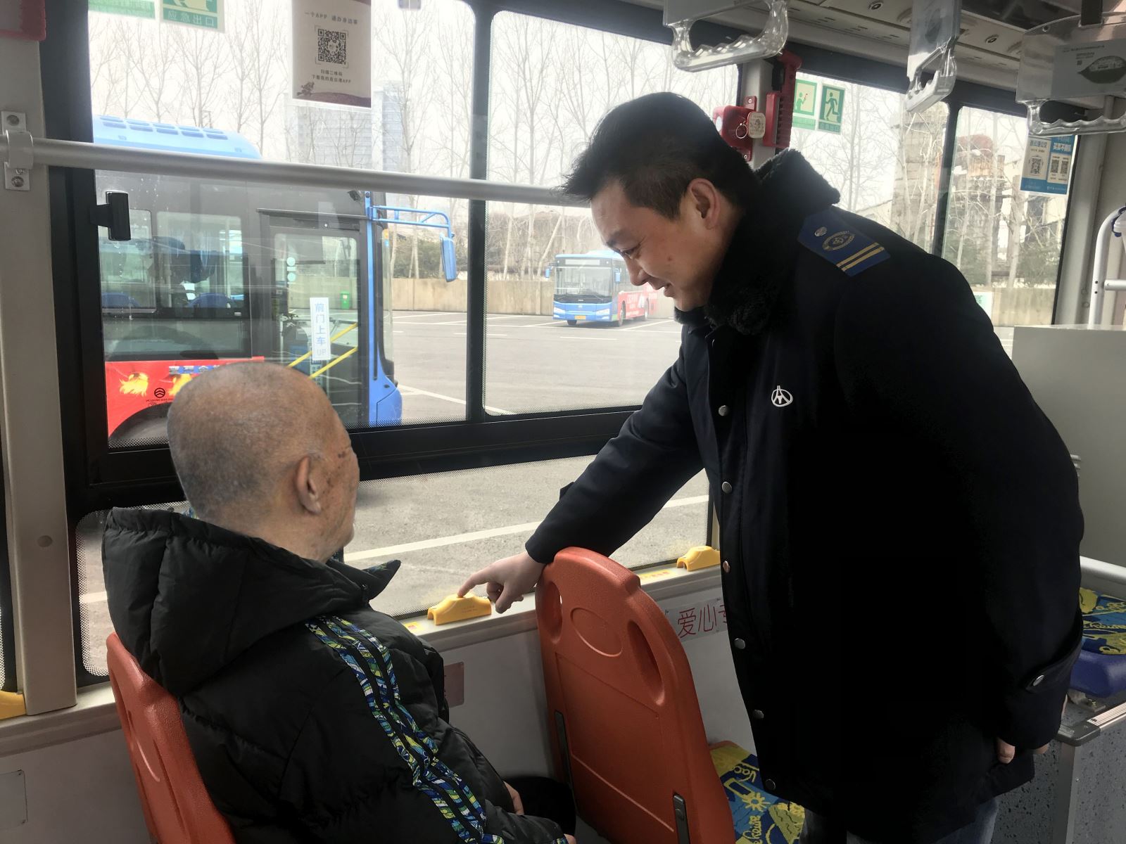 公交集團(tuán)公交事業(yè)一部金點(diǎn)子方案“設(shè)置敬老愛心按鈴”落地生根見成效