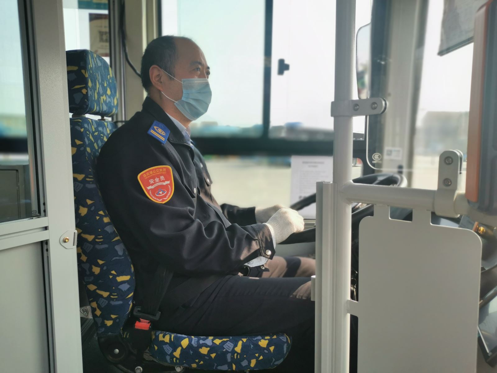 公交集團(tuán)公交事業(yè)一部21路駕駛員武傳民拾金不昧受表揚(yáng)